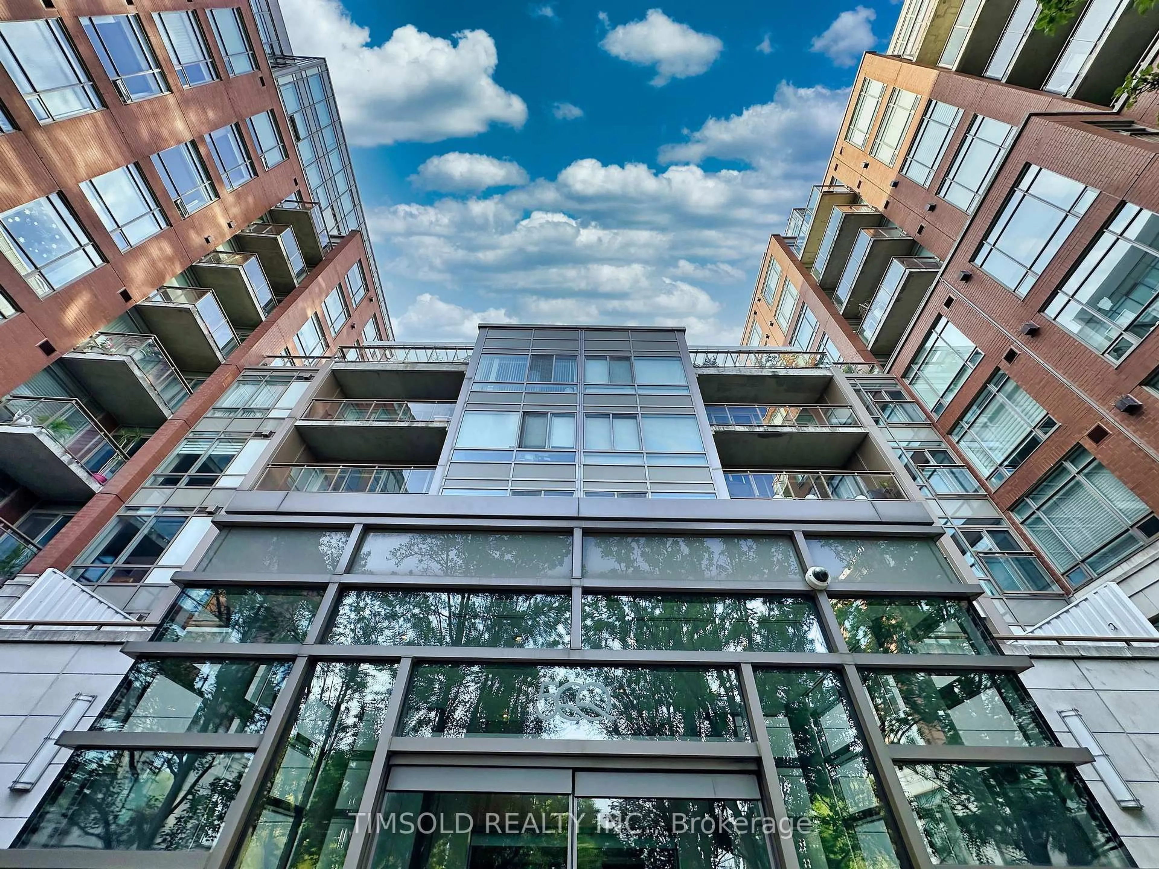 Indoor foyer for 500 Queens Quay #708W, Toronto Ontario M5V 3K8