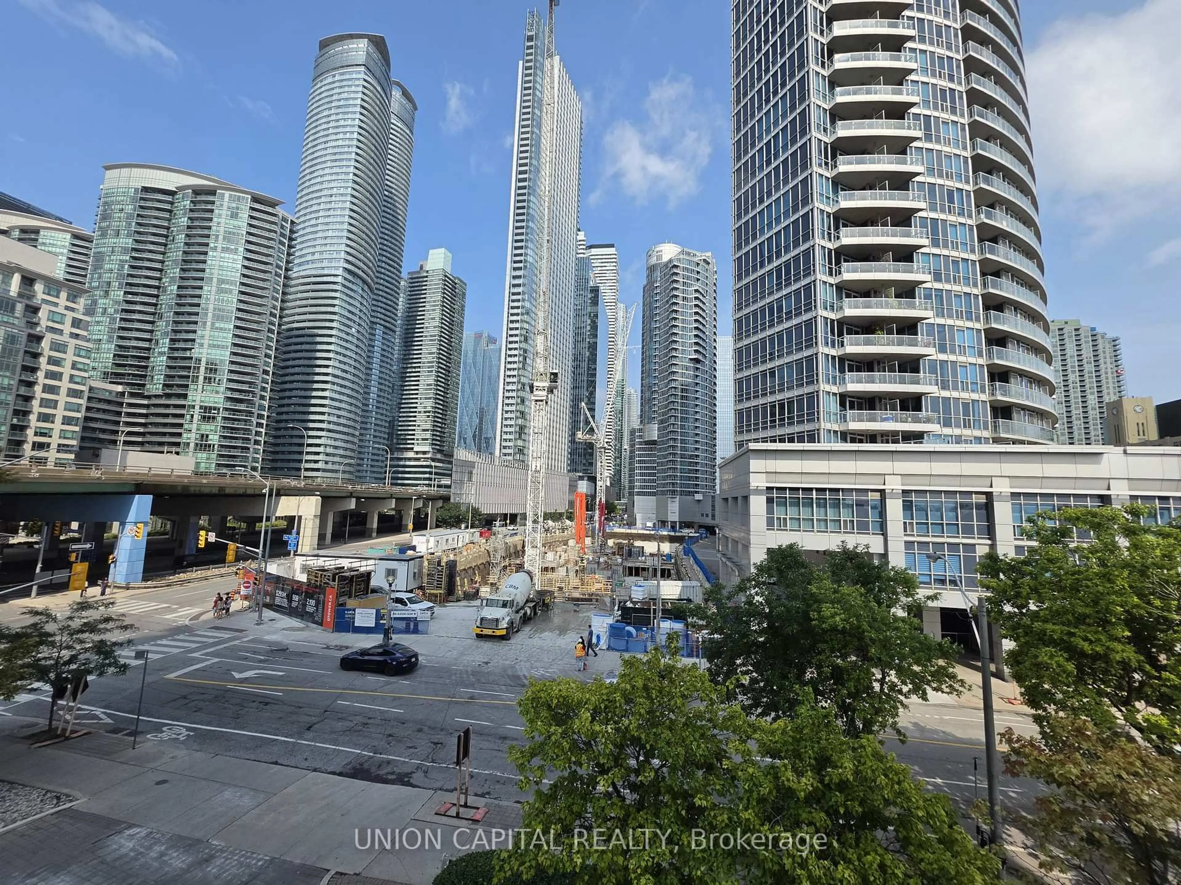 Unknown for 228 Queens Quay #302, Toronto Ontario M5J 2X1