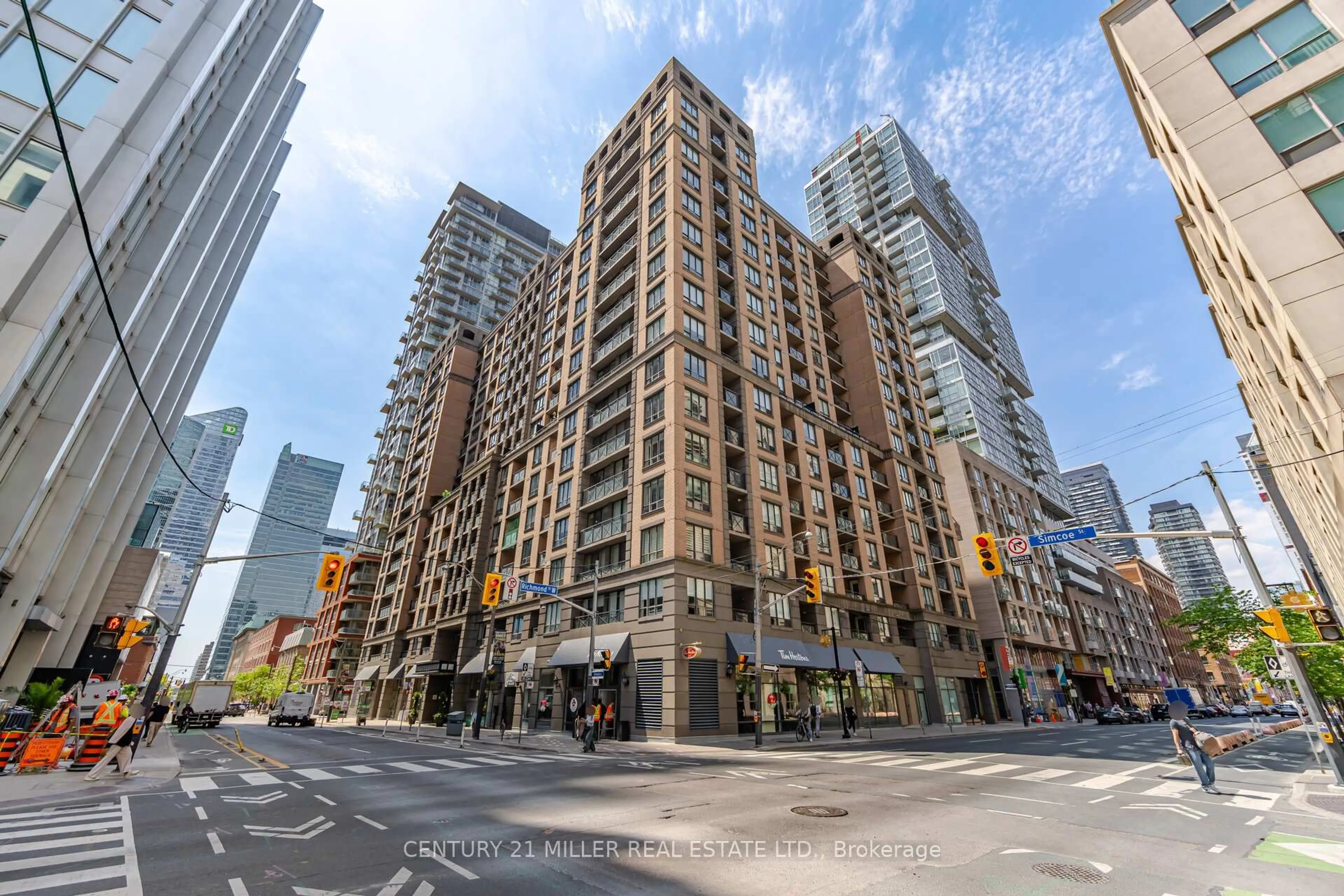Patio, street for 140 Simcoe Rd #-12, Toronto Ontario M5H 4E9