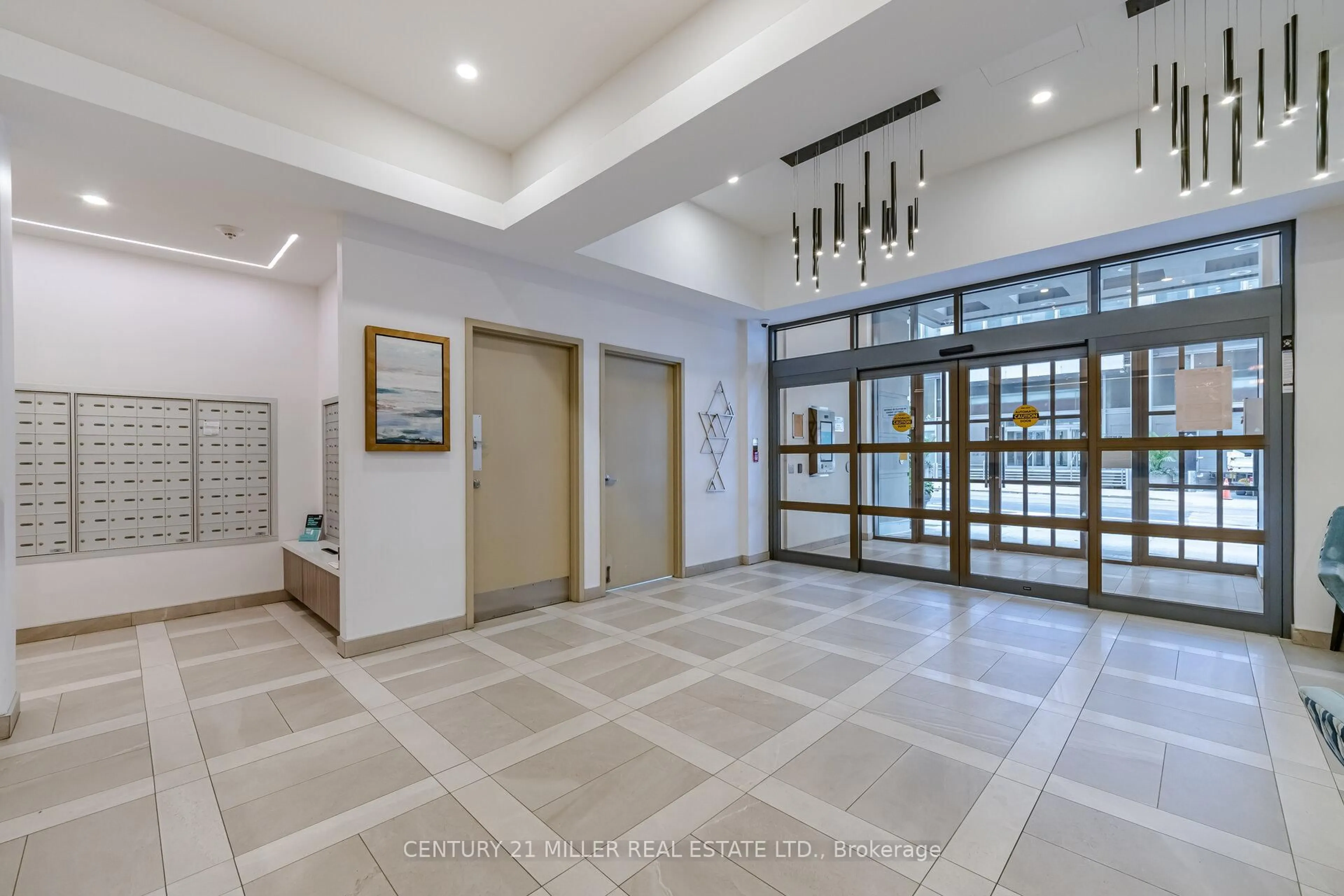Indoor foyer for 140 Simcoe Rd #-12, Toronto Ontario M5H 4E9