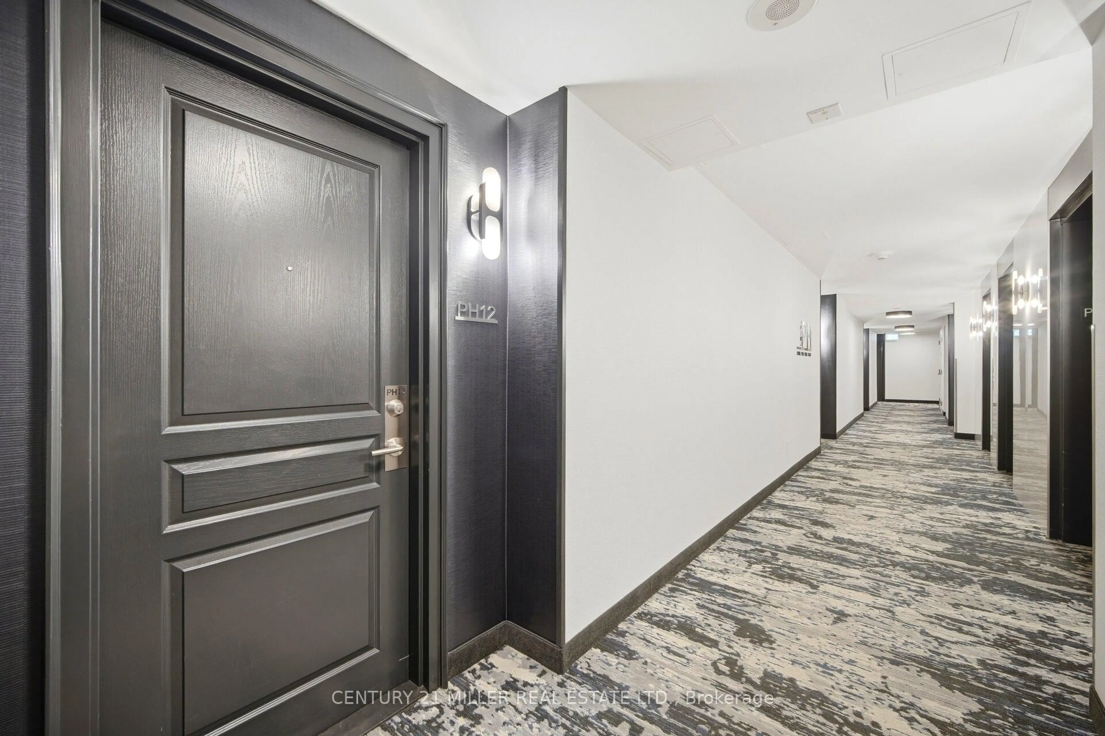 Indoor foyer for 140 Simcoe Rd #-12, Toronto Ontario M5H 4E9