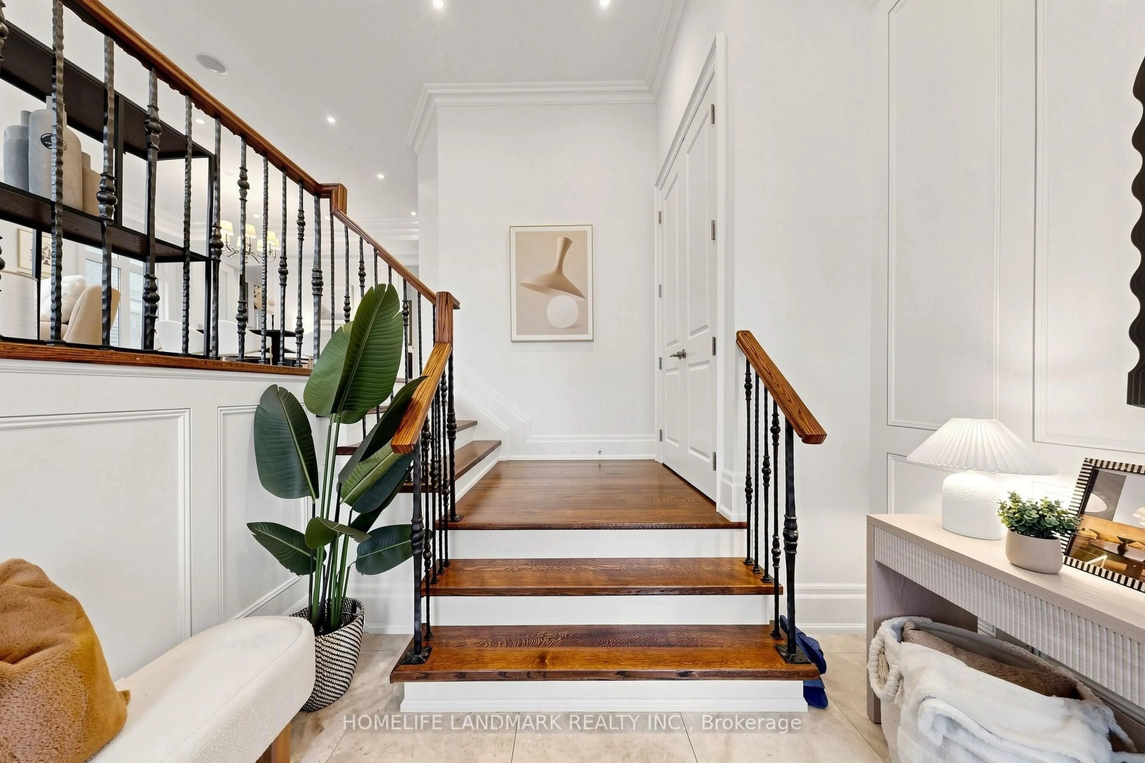 Indoor entryway for 120 Estelle Ave, Toronto Ontario M2N 5H5