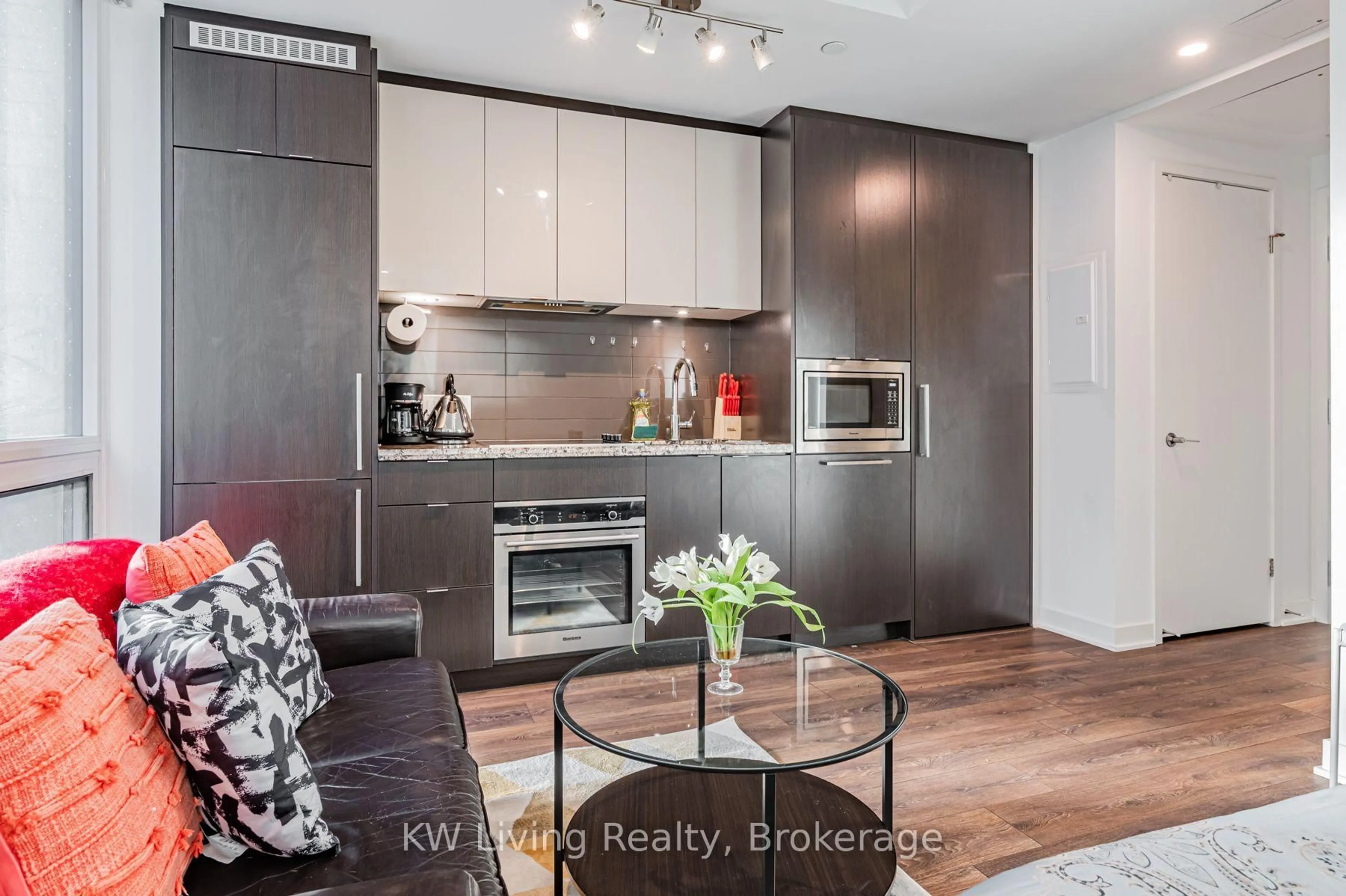 Open concept kitchen, wood/laminate floor for 115 Blue Jays Way #520, Toronto Ontario M5V 0N4