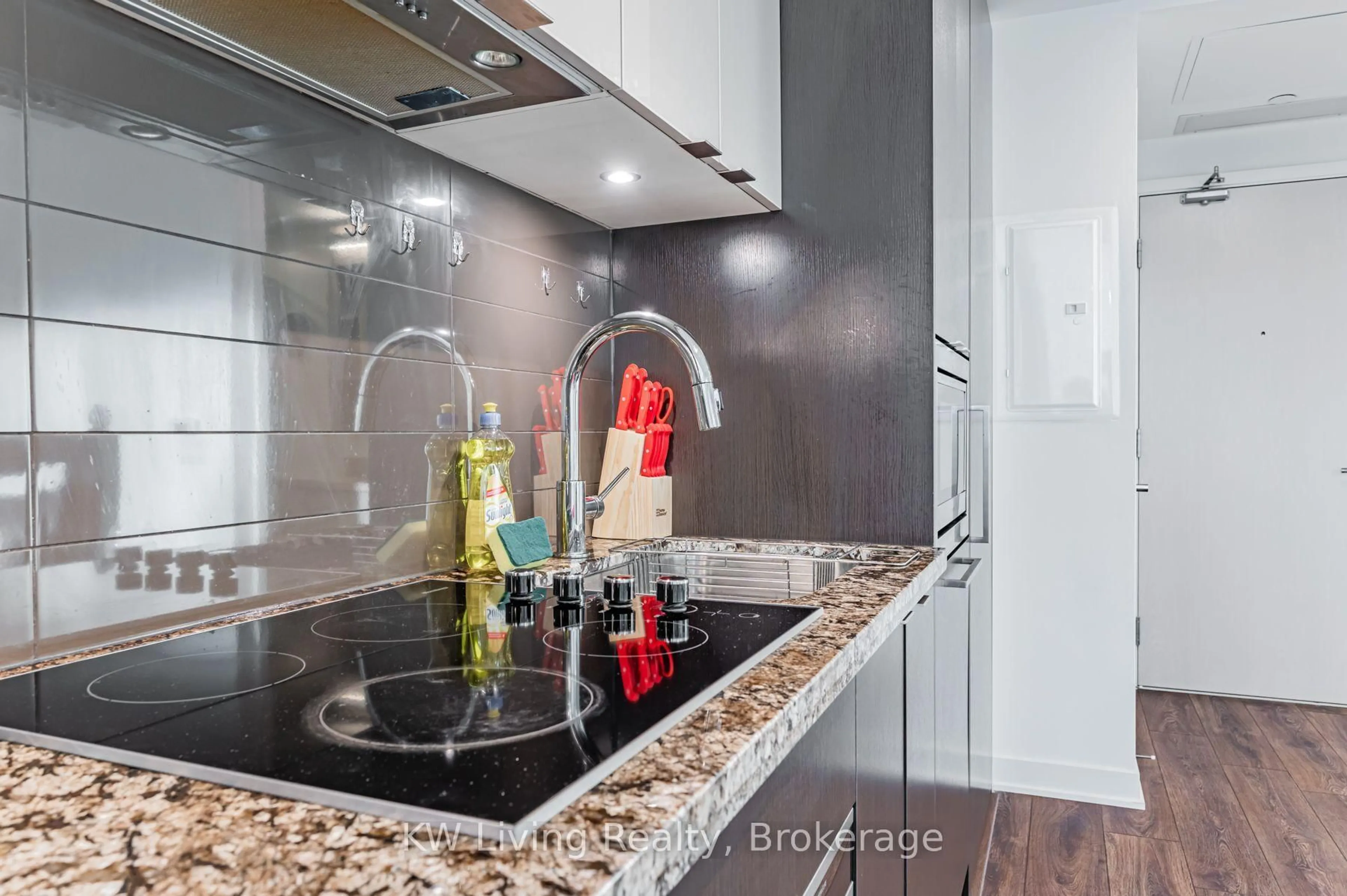 Contemporary kitchen, unknown for 115 Blue Jays Way #520, Toronto Ontario M5V 0N4