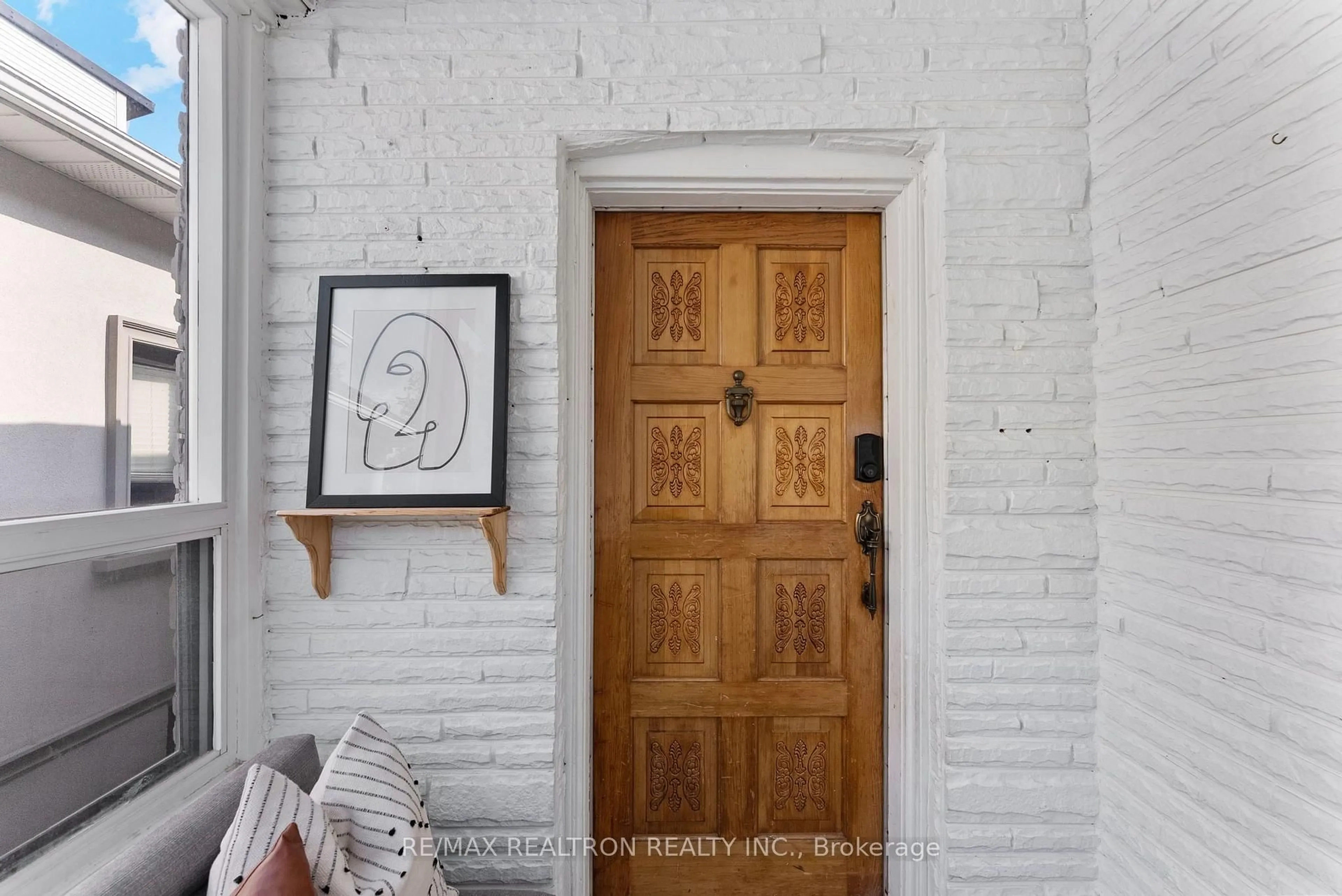 Indoor entryway for 41 Ashbury Ave, Toronto Ontario M6E 1V6