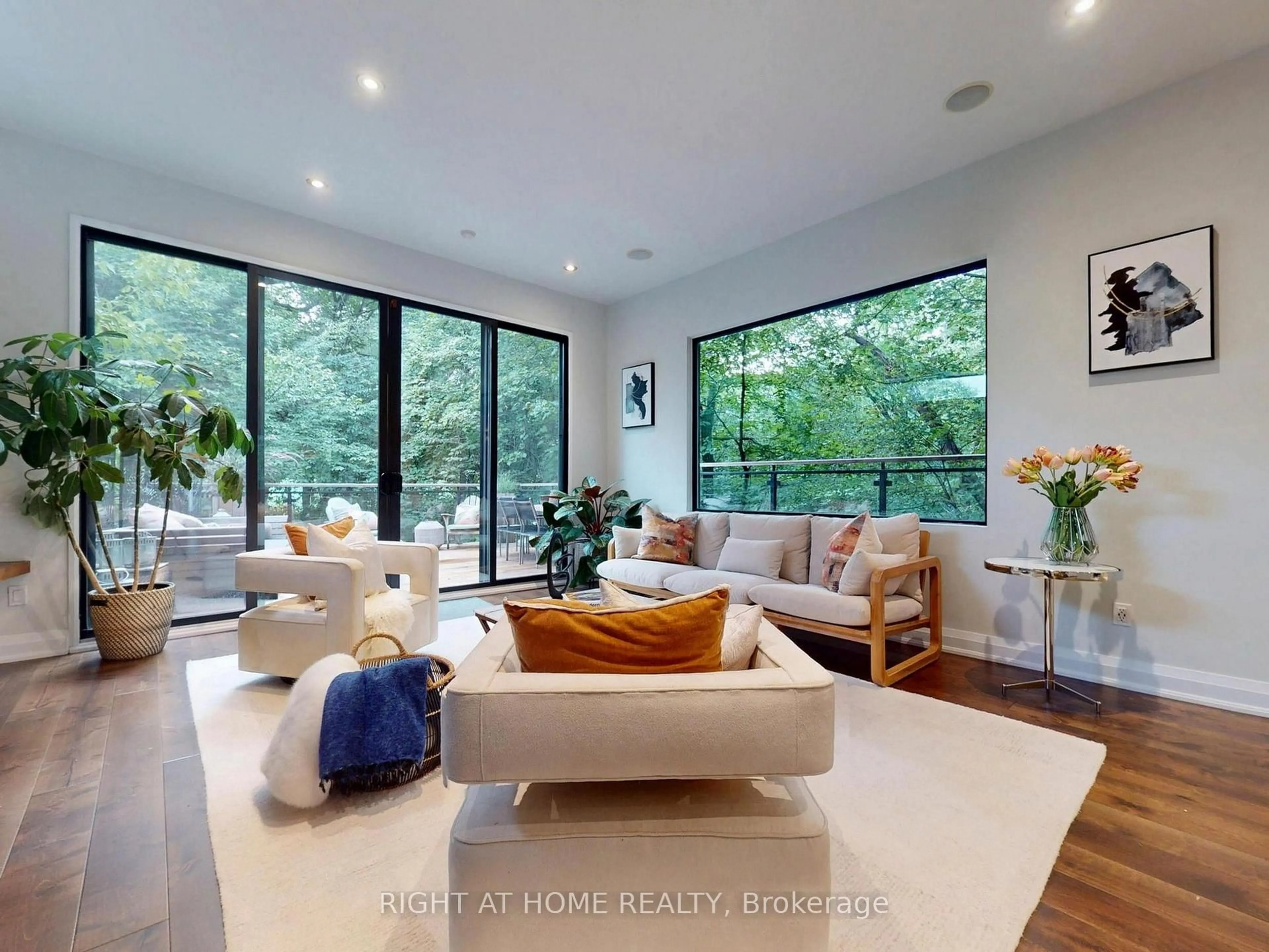 Living room with furniture, unknown for 386 Rosewell Ave, Toronto Ontario M4R 2B4