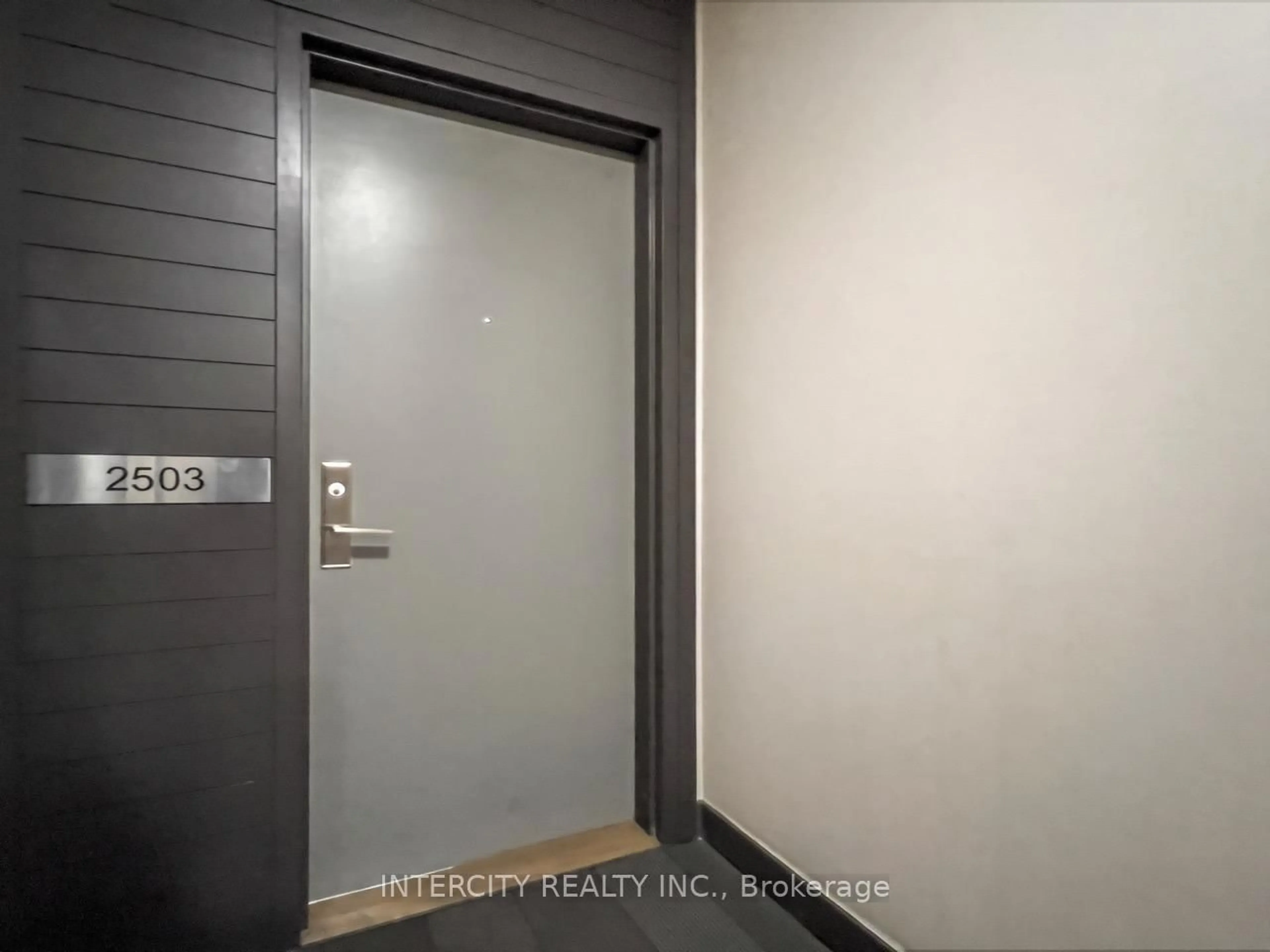 Indoor entryway for 126 Simcoe St #2503, Toronto Ontario M5H 4E6