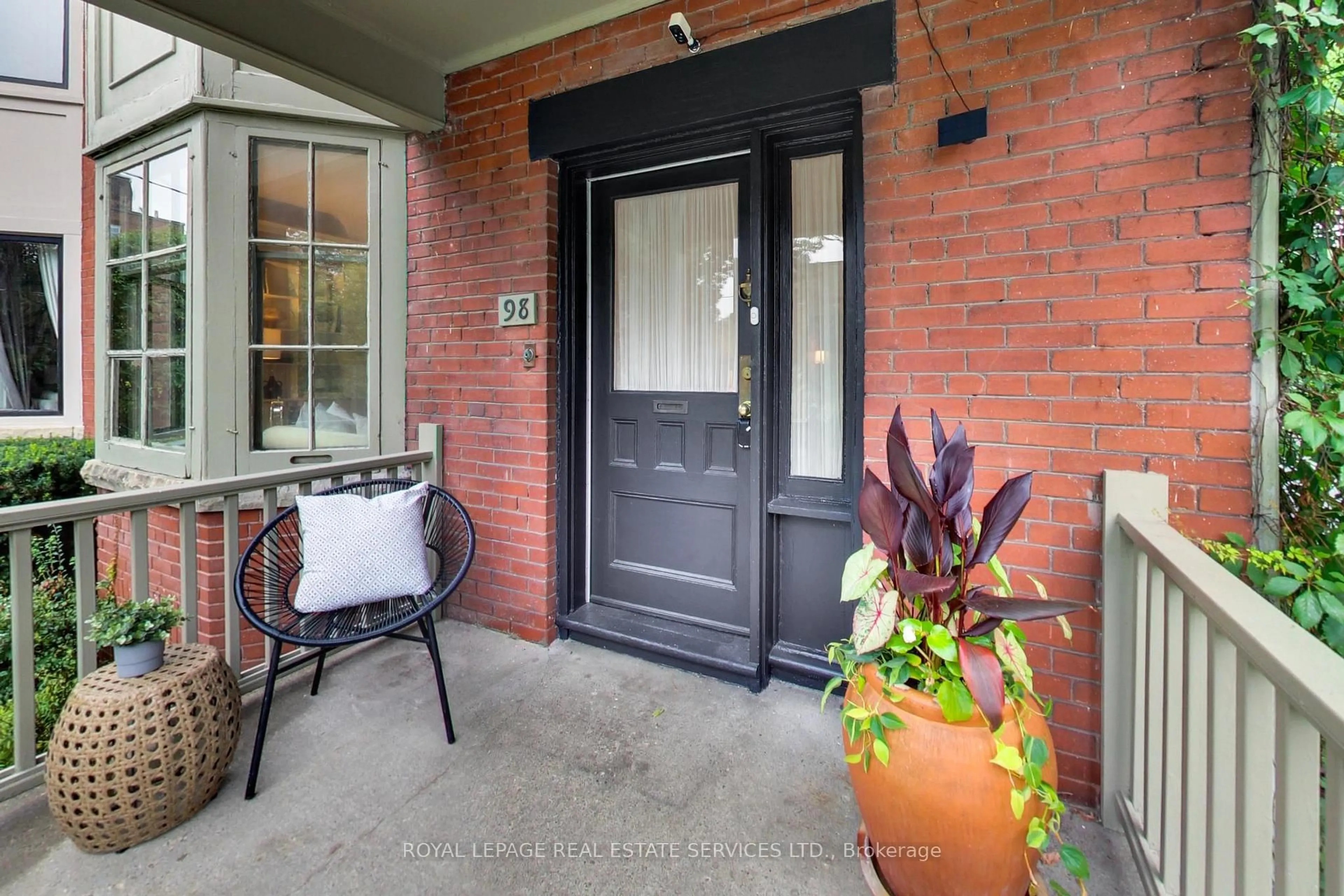 Indoor entryway for 98 Woodlawn Ave, Toronto Ontario M4V 1G8