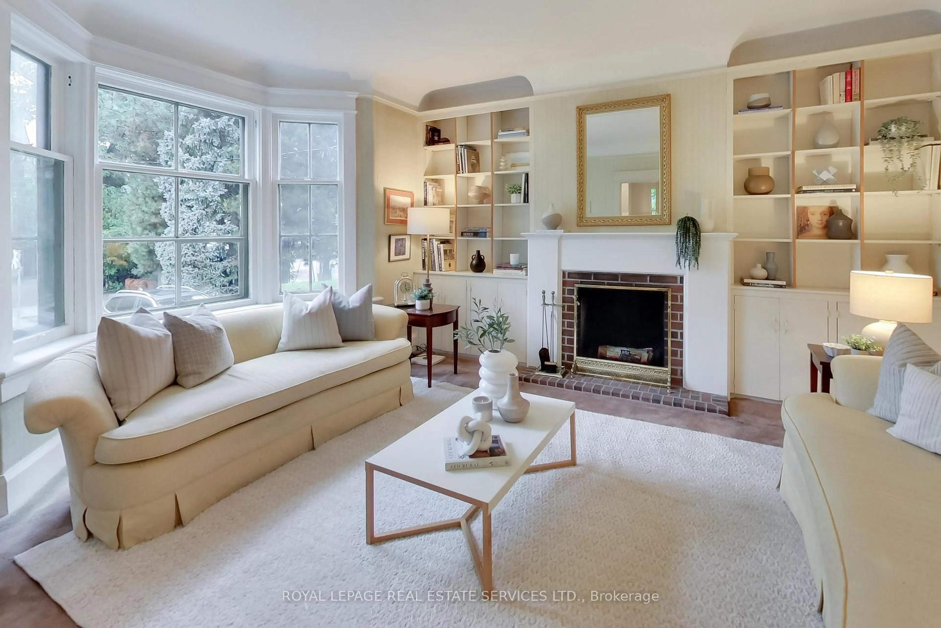 Living room with furniture, unknown for 98 Woodlawn Ave, Toronto Ontario M4V 1G8