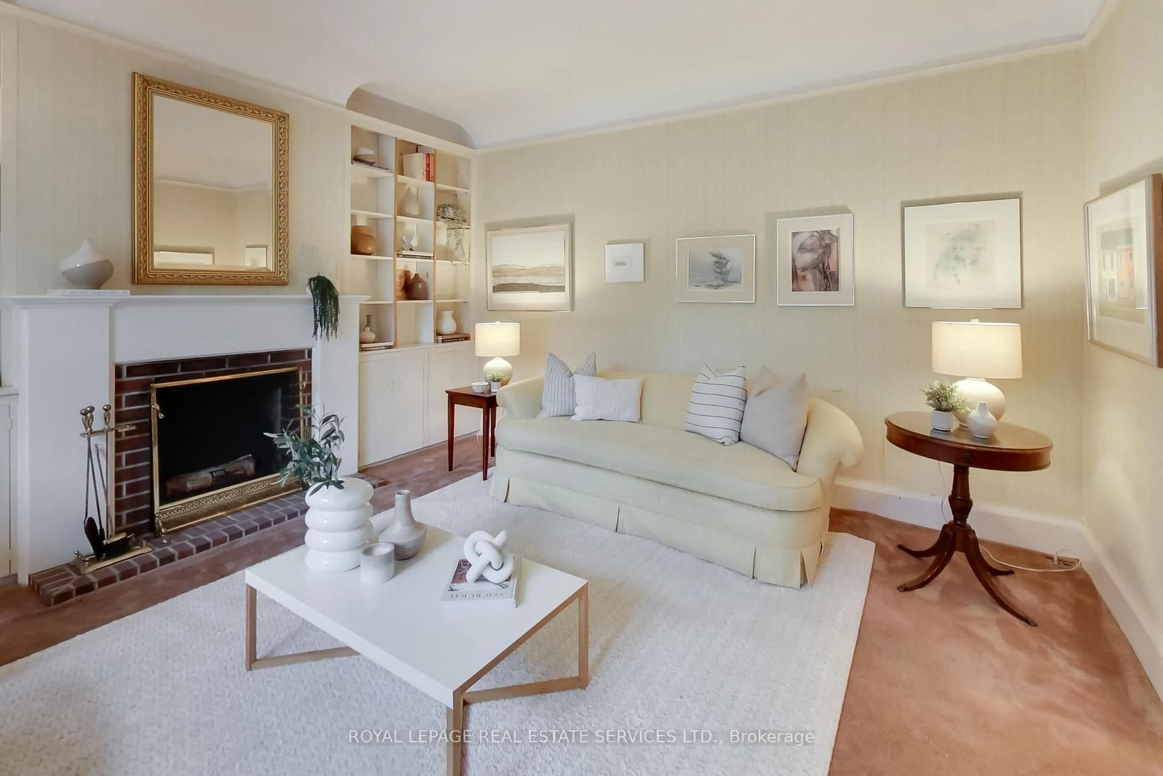 Living room with furniture, unknown for 98 Woodlawn Ave, Toronto Ontario M4V 1G8