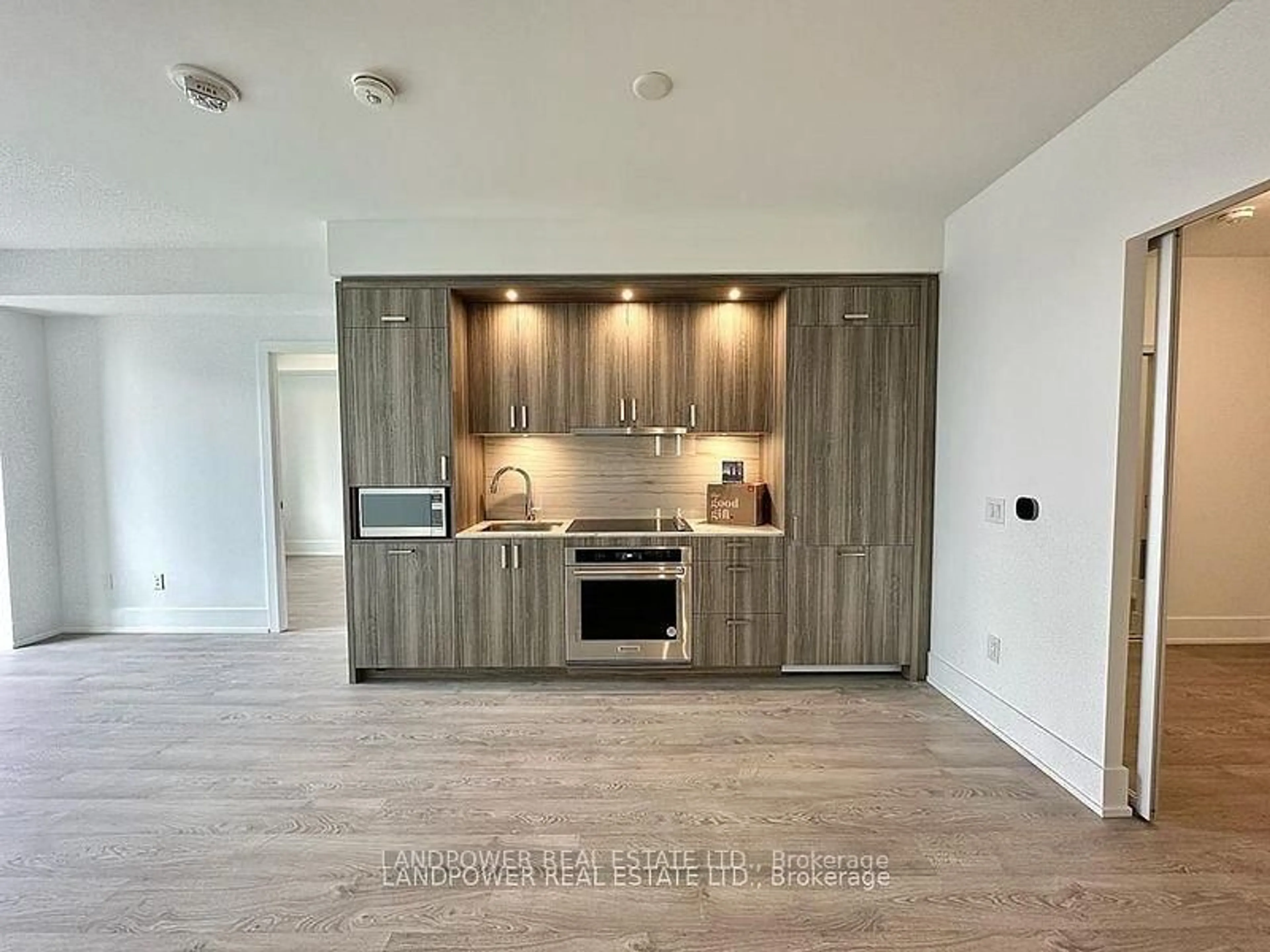 Open concept kitchen, wood/laminate floor for 480 Front St #1303, Toronto Ontario M5V 0V5