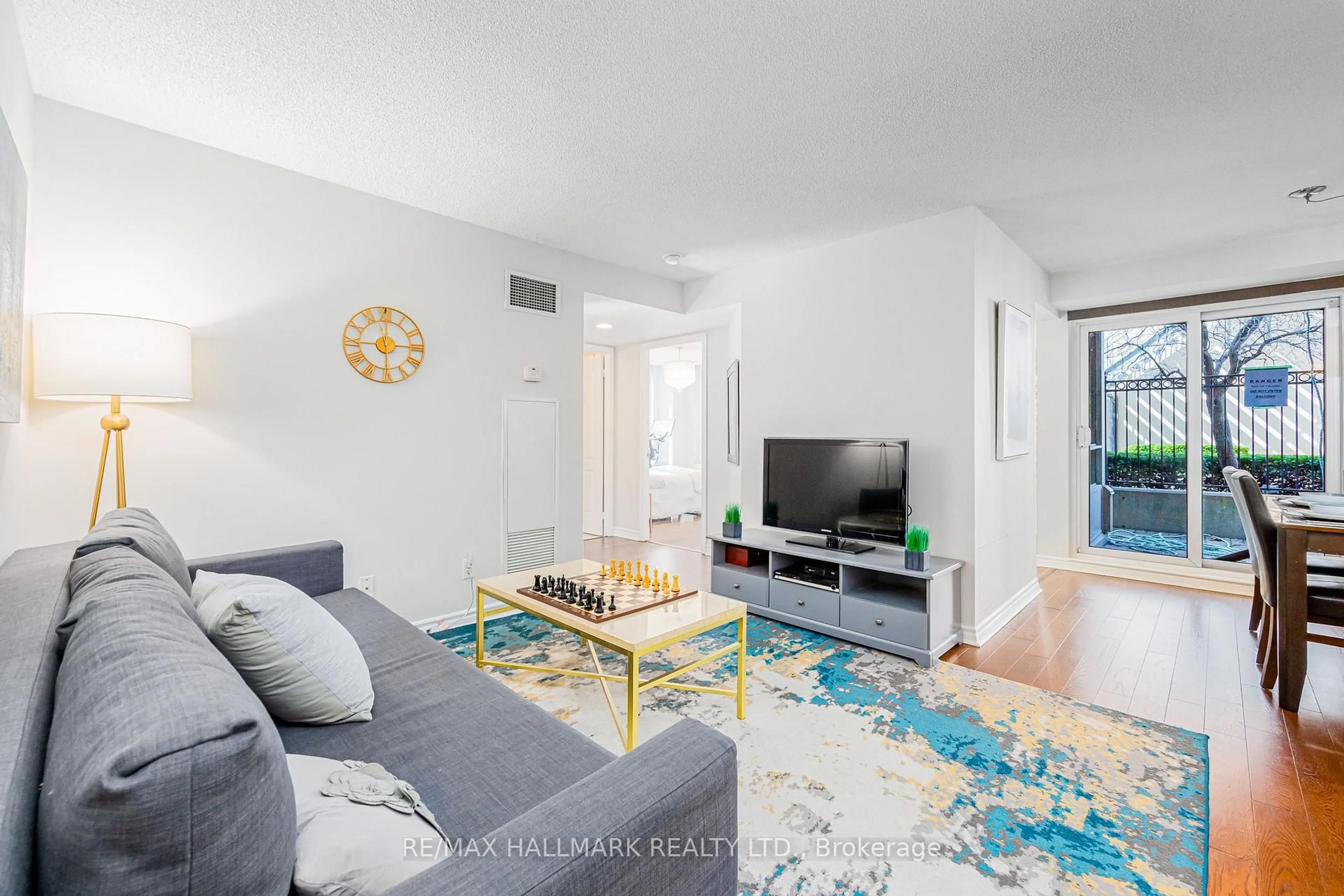 Living room with furniture, unknown for 3 Rean Dr #112, Toronto Ontario M2K 3C2