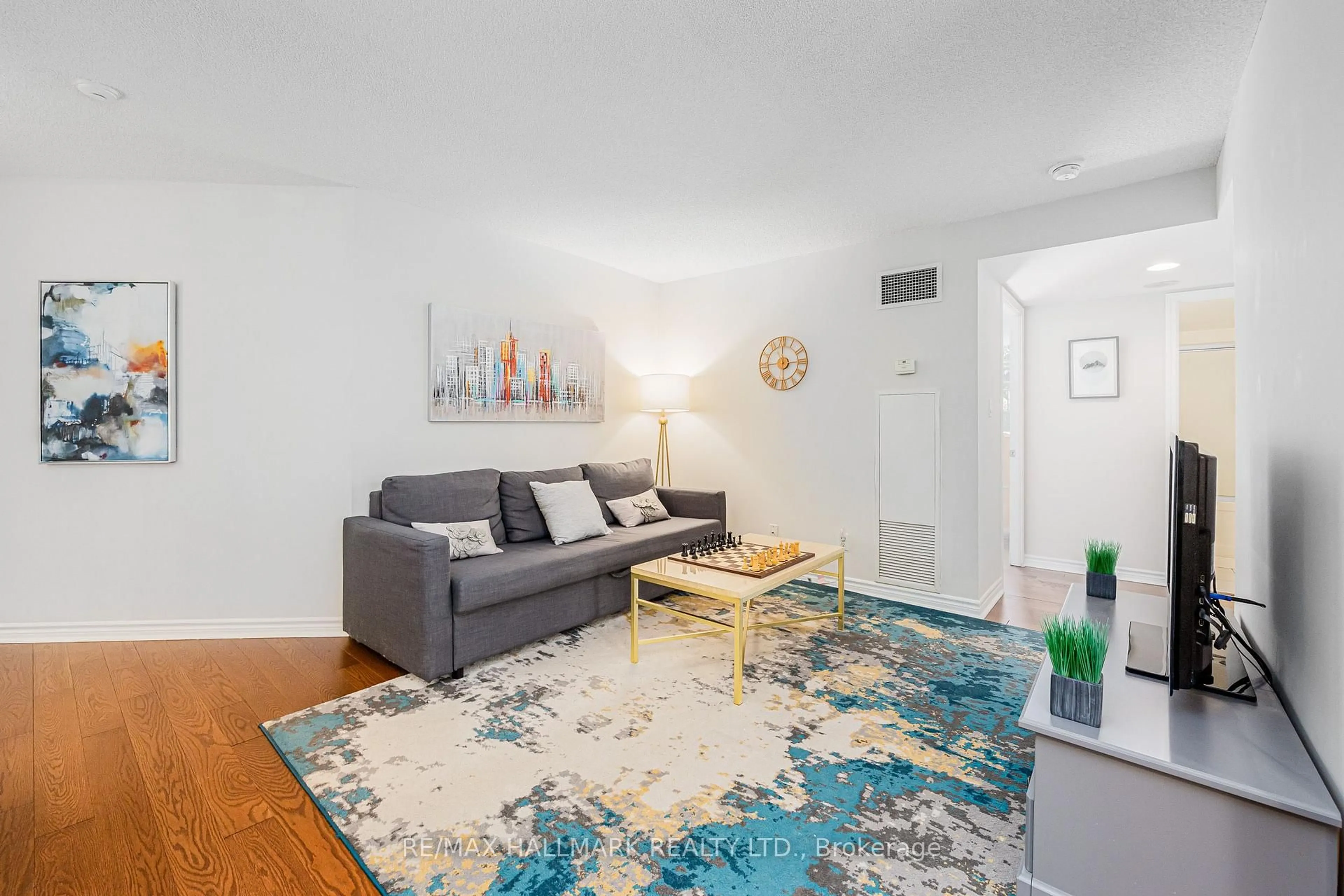 Living room with furniture, carpet floor for 3 Rean Dr #112, Toronto Ontario M2K 3C2