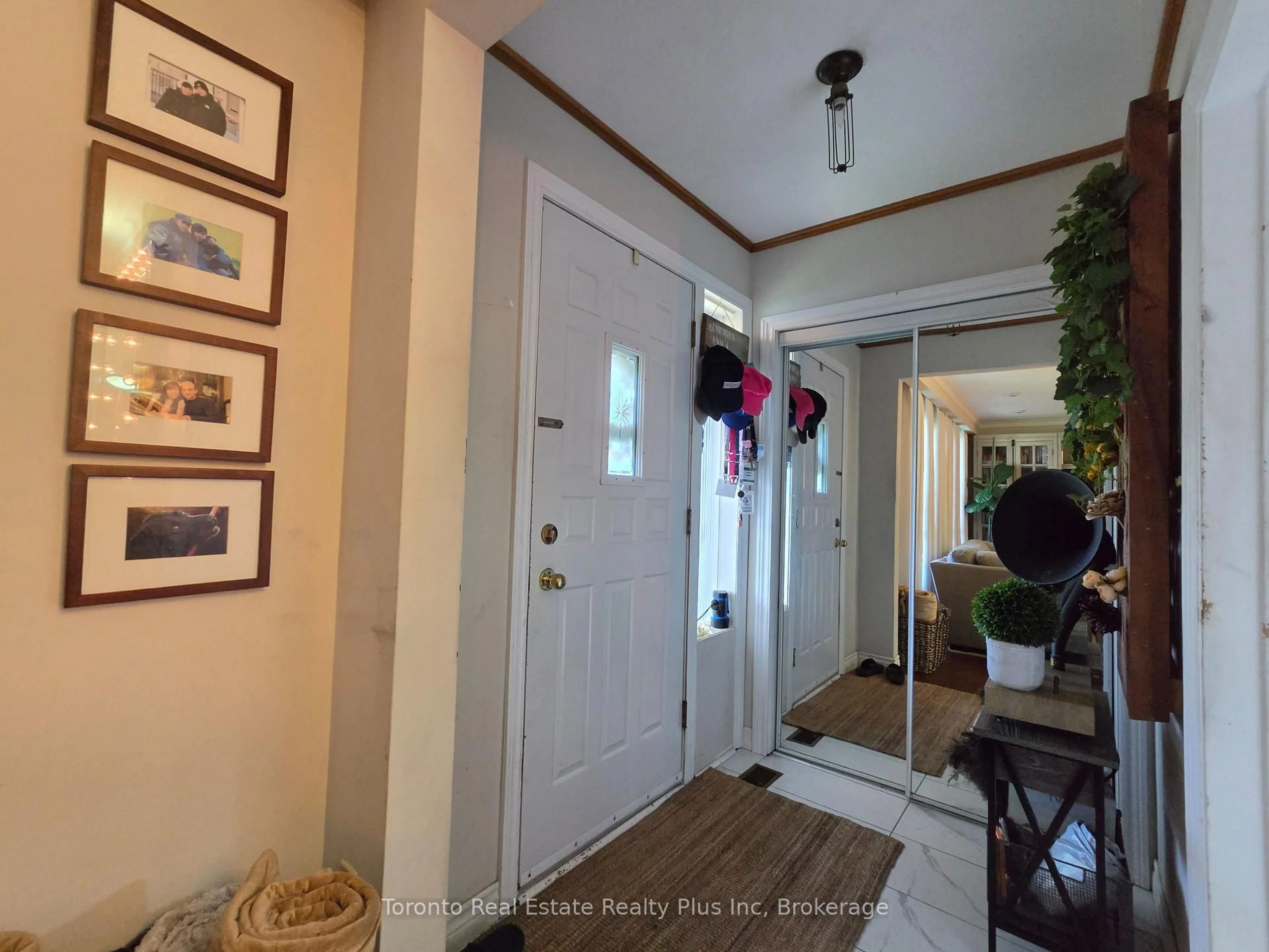 Indoor entryway for 482 Ruth Ave, Toronto Ontario M2M 2J3
