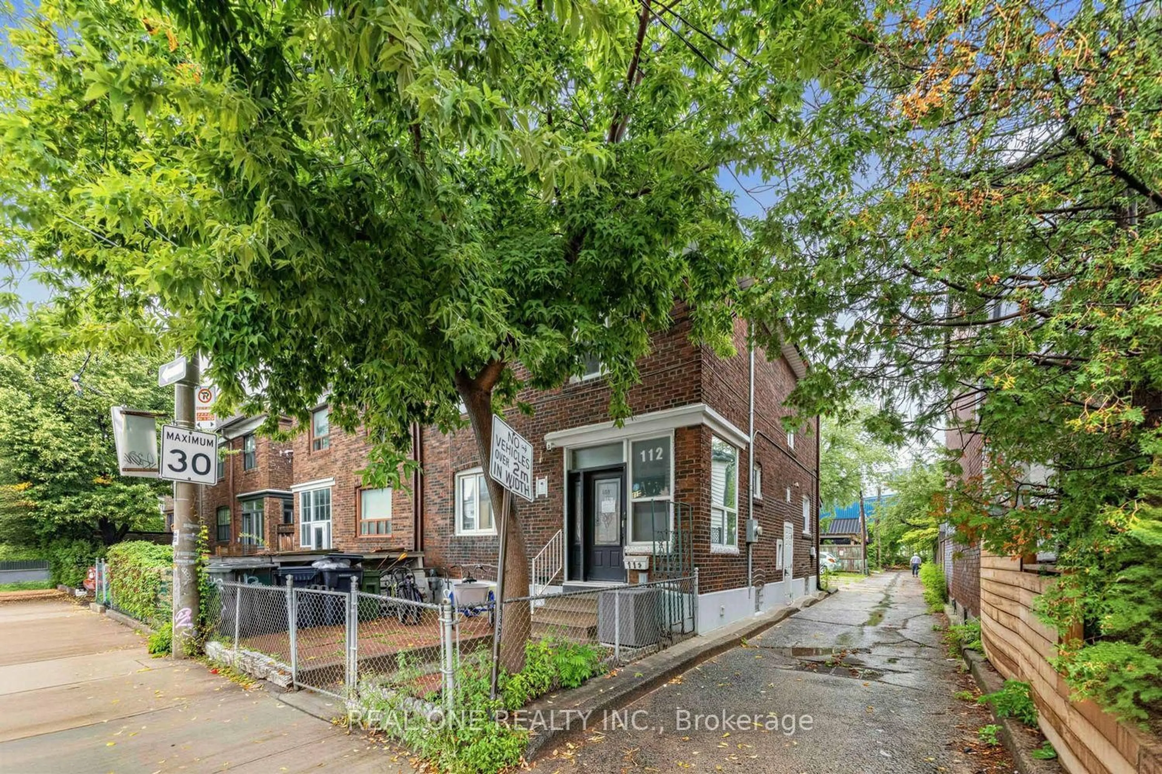 Home with brick exterior material, street for 112 Oxford St, Toronto Ontario M5T 1P3