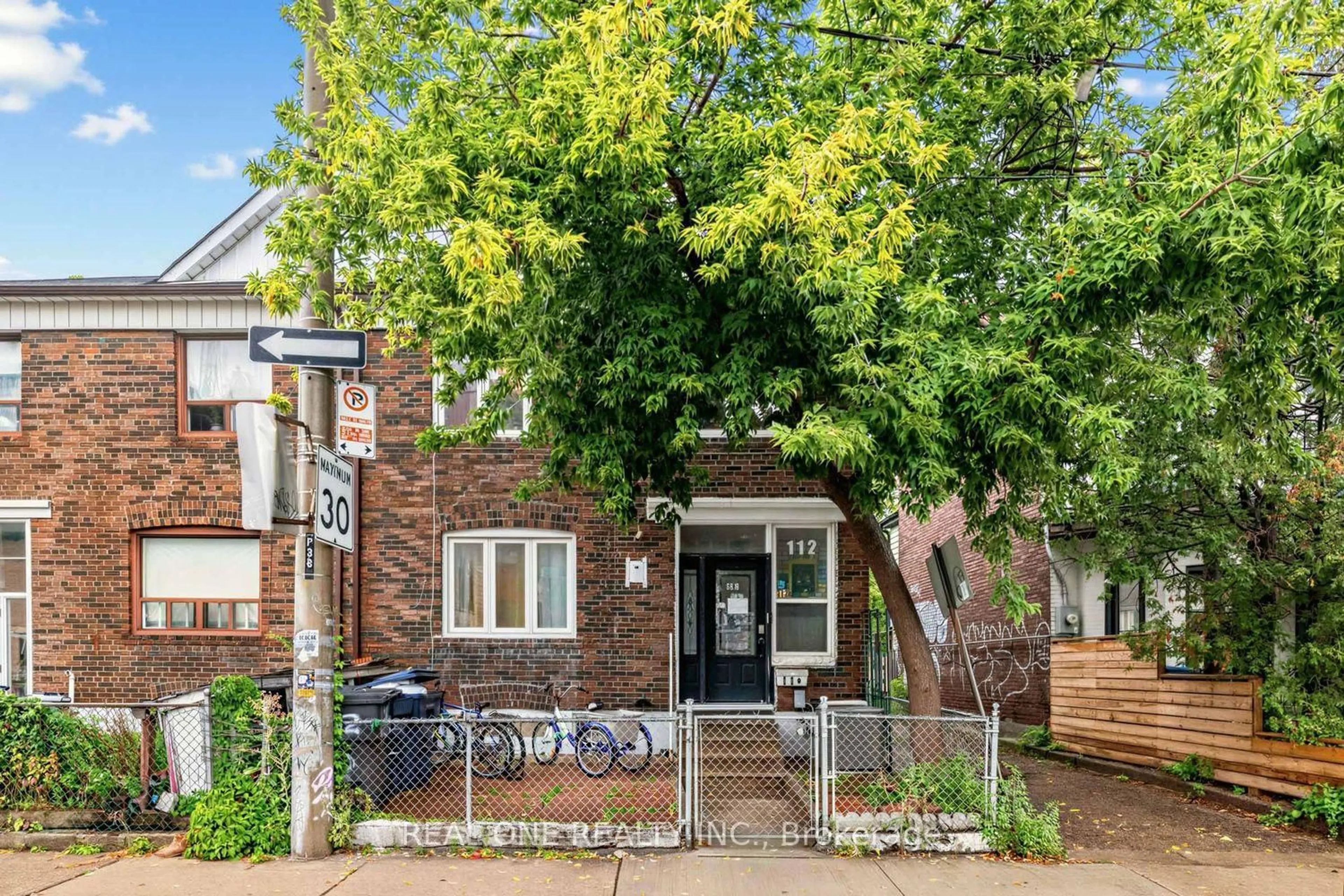 Home with brick exterior material, street for 112 Oxford St, Toronto Ontario M5T 1P3