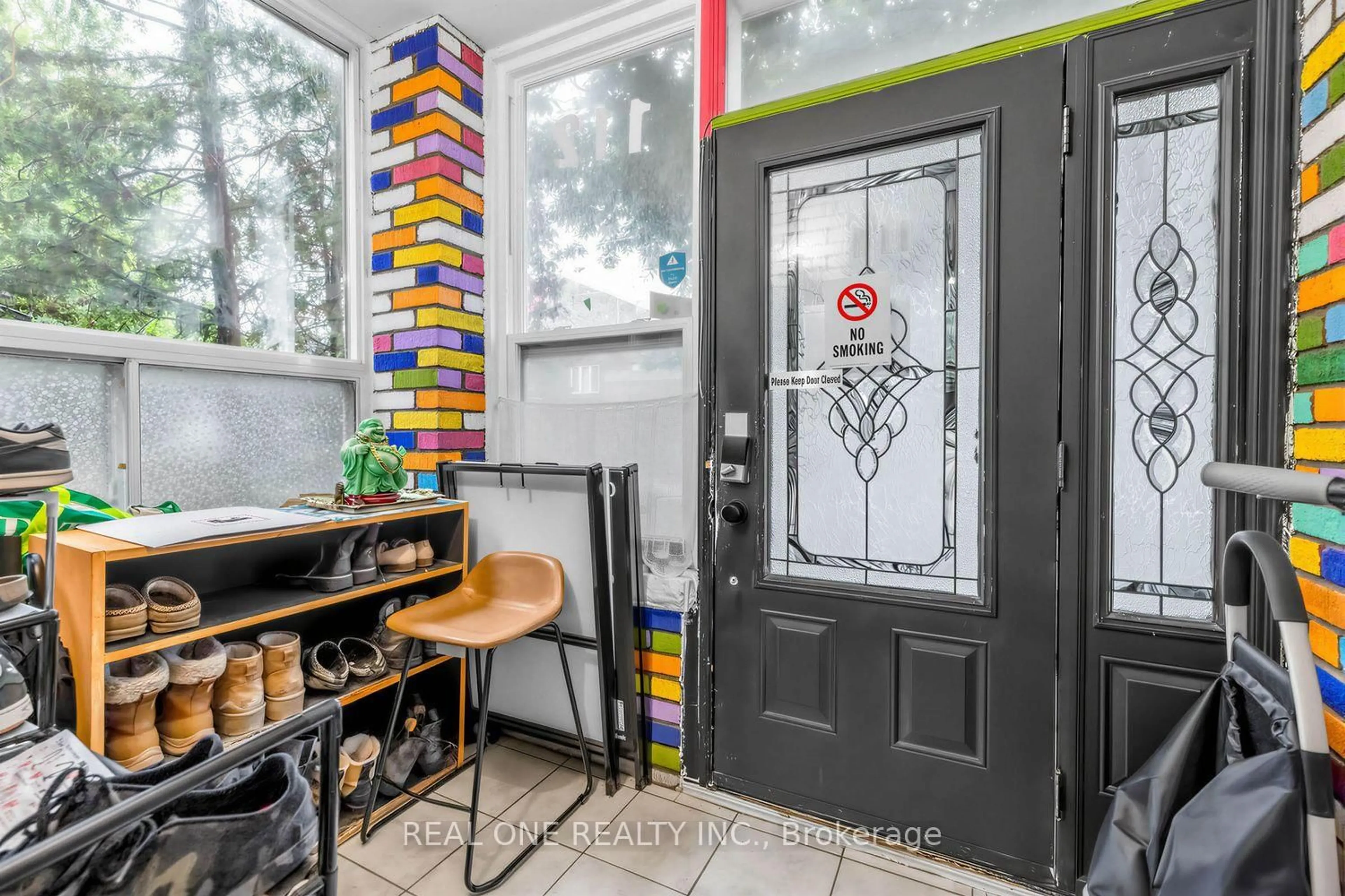 Indoor entryway for 112 Oxford St, Toronto Ontario M5T 1P3