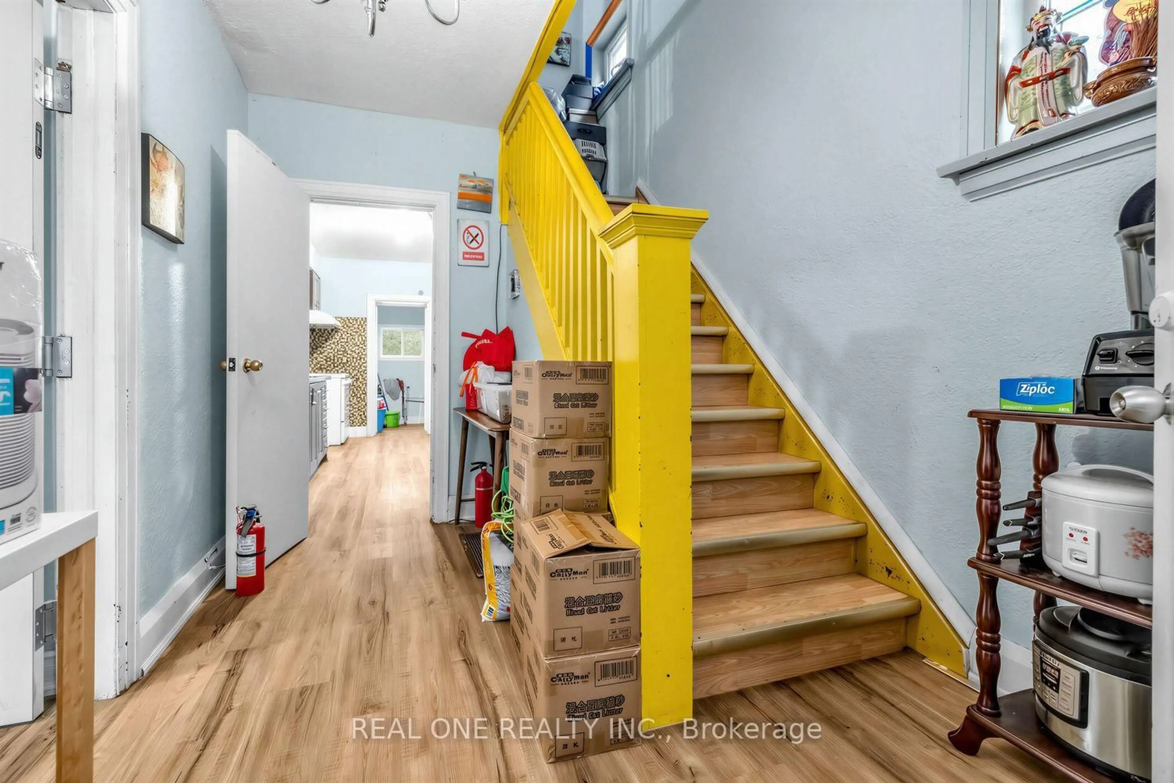 Indoor entryway for 112 Oxford St, Toronto Ontario M5T 1P3