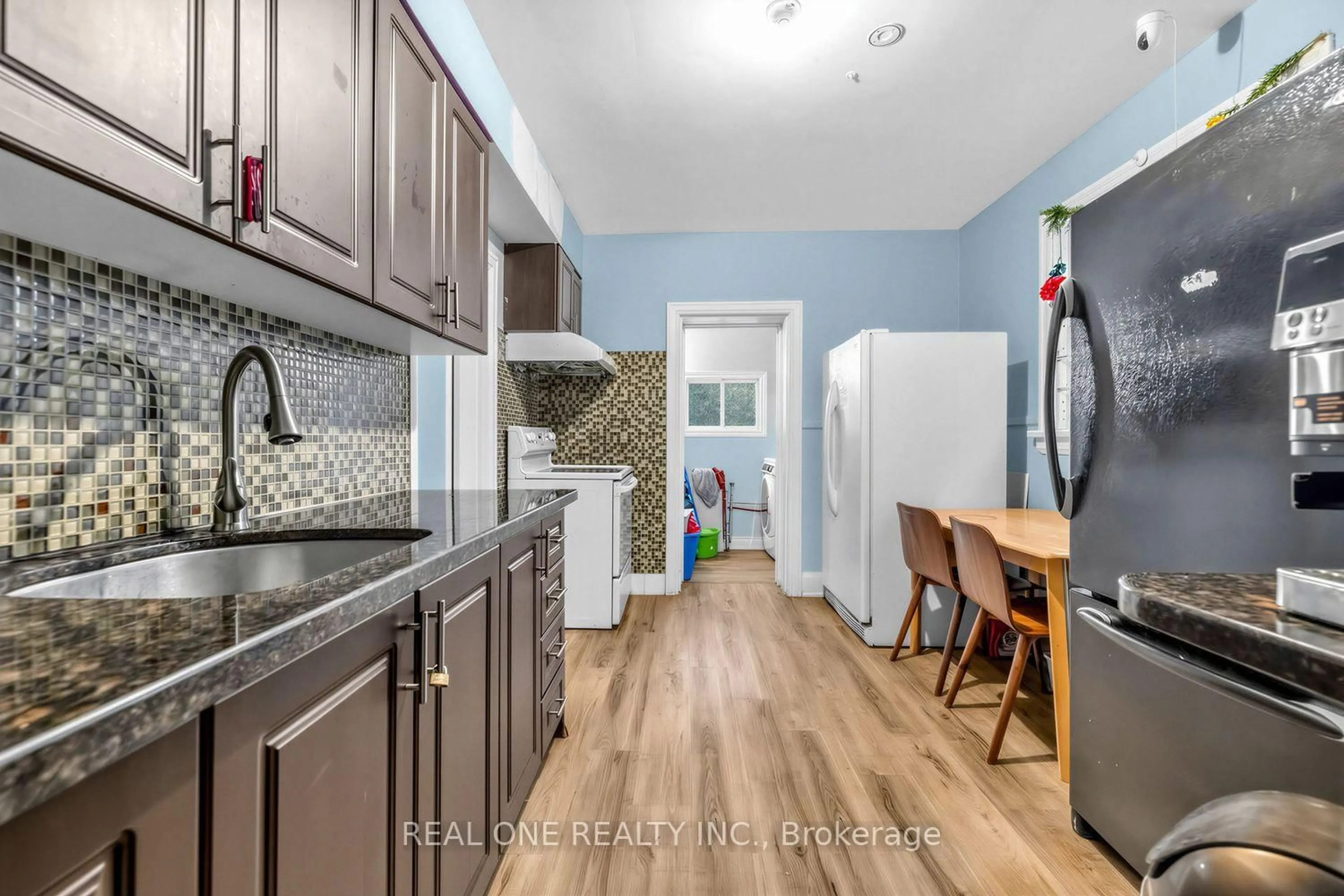 Open concept kitchen, unknown for 112 Oxford St, Toronto Ontario M5T 1P3