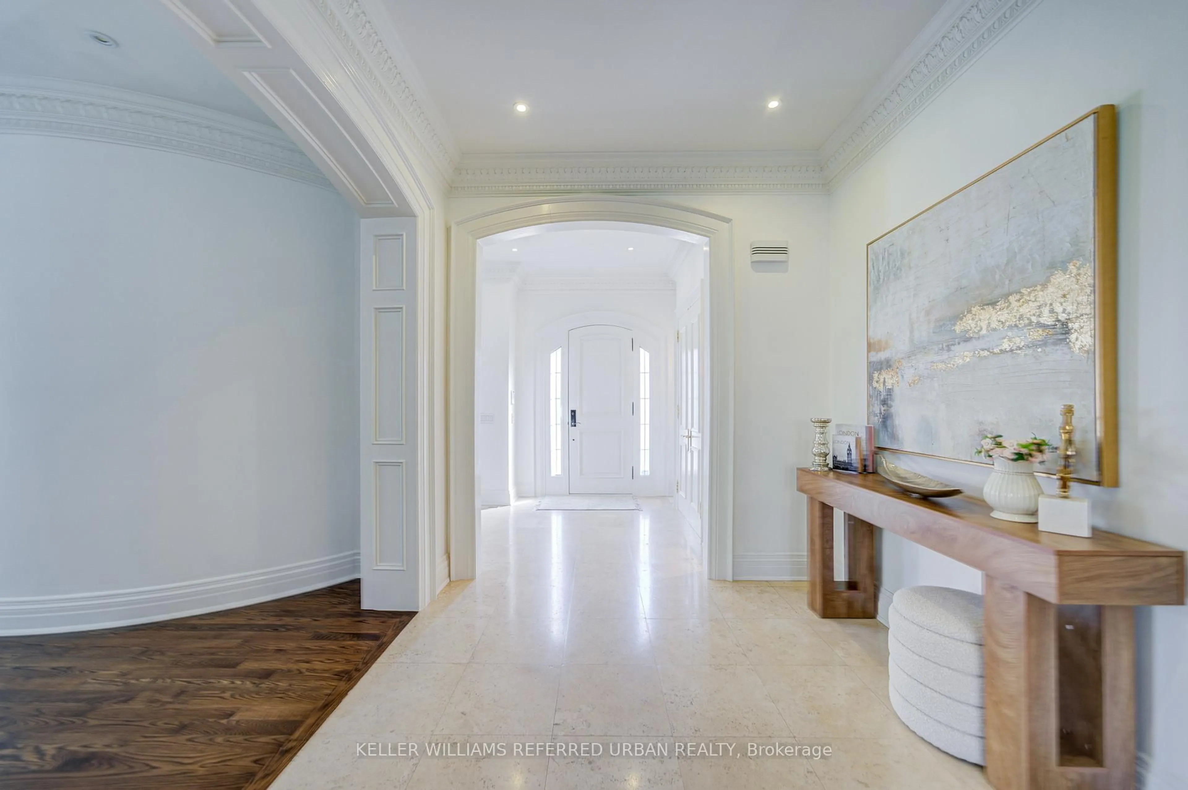 Indoor entryway for 7 Legacy Crt, Toronto Ontario M2L 2Y7