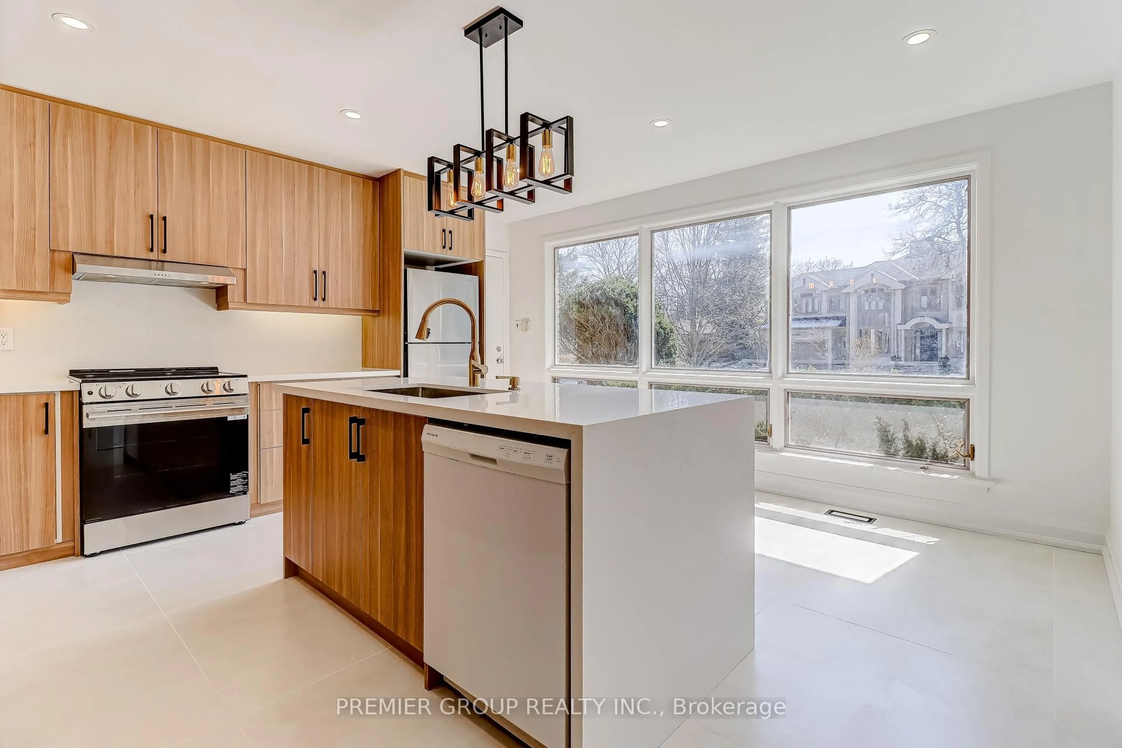 Open concept kitchen, ceramic/tile floor for 83 Larkfield Dr, Toronto Ontario M3B 2H5