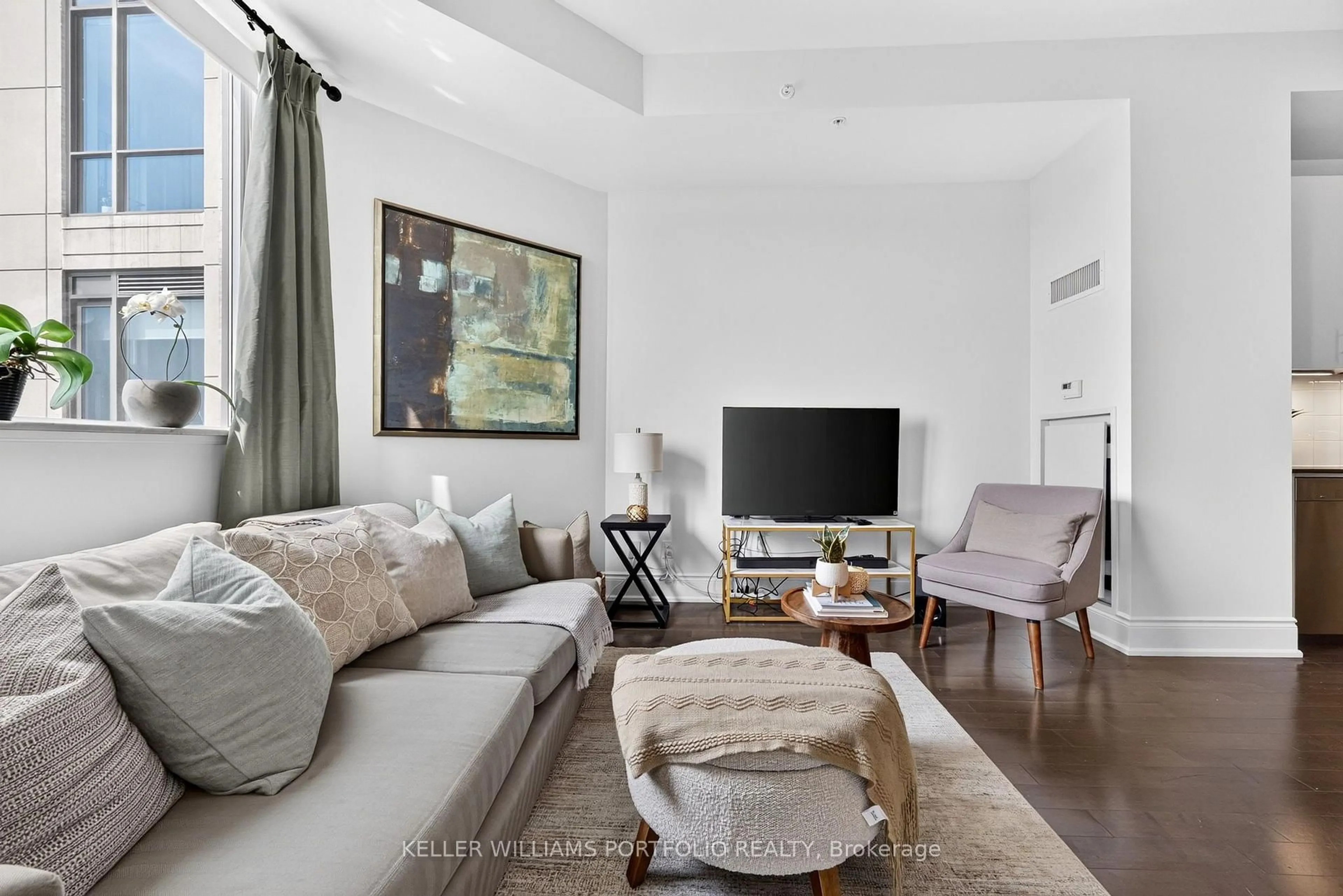 Living room with furniture, unknown for 23 Glebe Rd #802, Toronto Ontario M5P 0A1