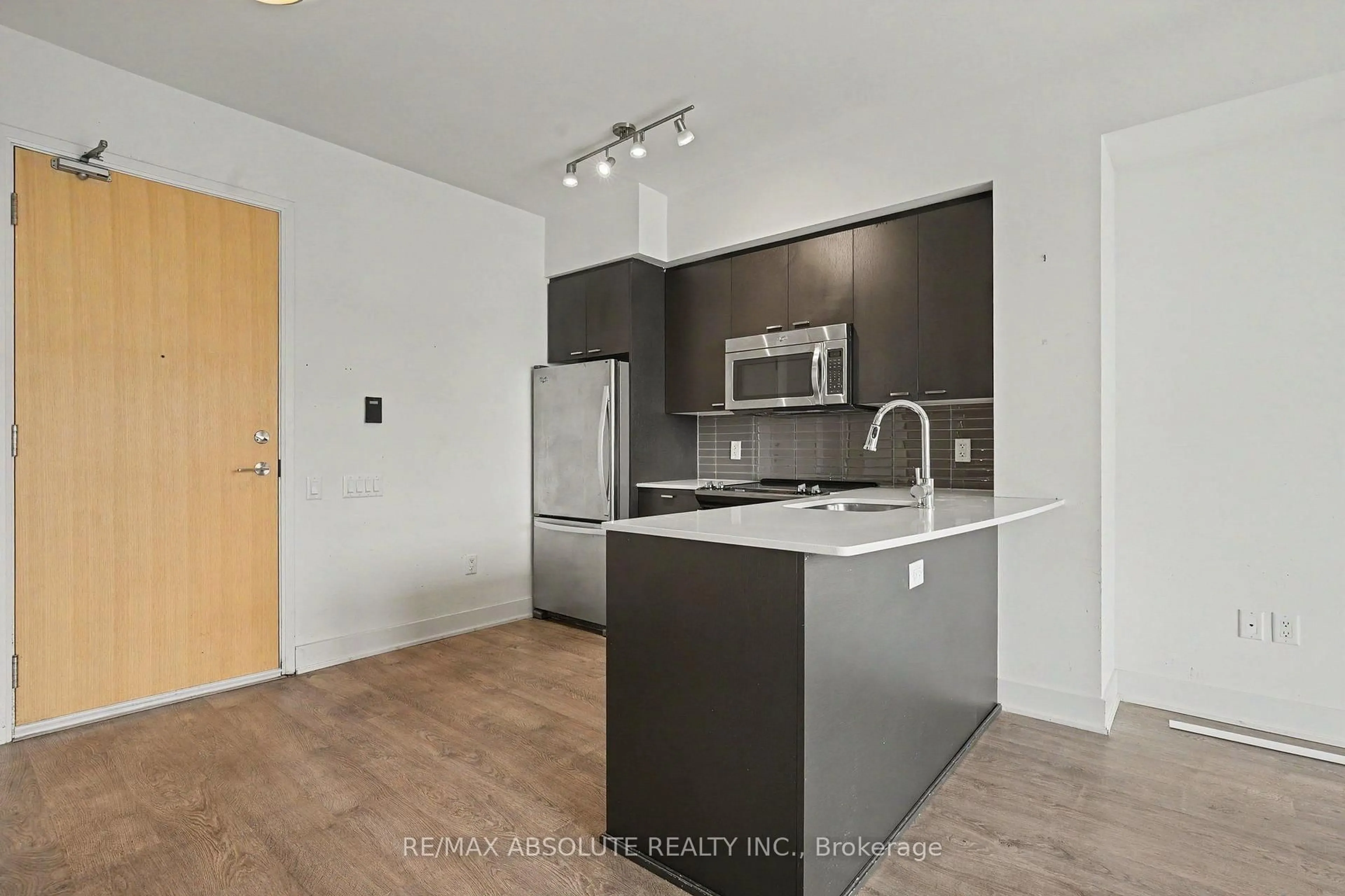 Standard kitchen, wood/laminate floor for 30 Roehampton Ave #2809, Toronto Ontario M4P 0B9