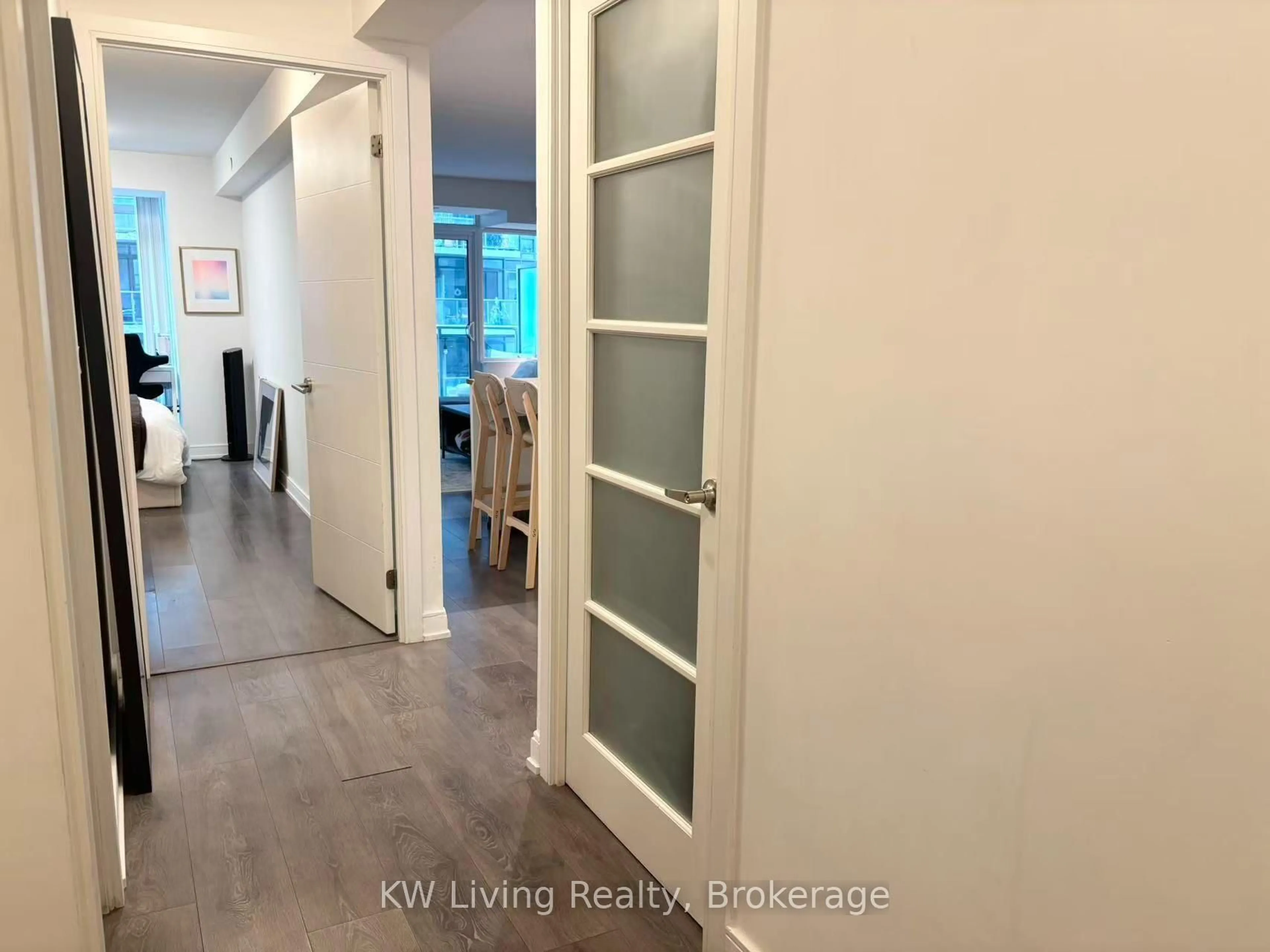 Indoor entryway for 525 Adelaide St #1033, Toronto Ontario M5V 0N7