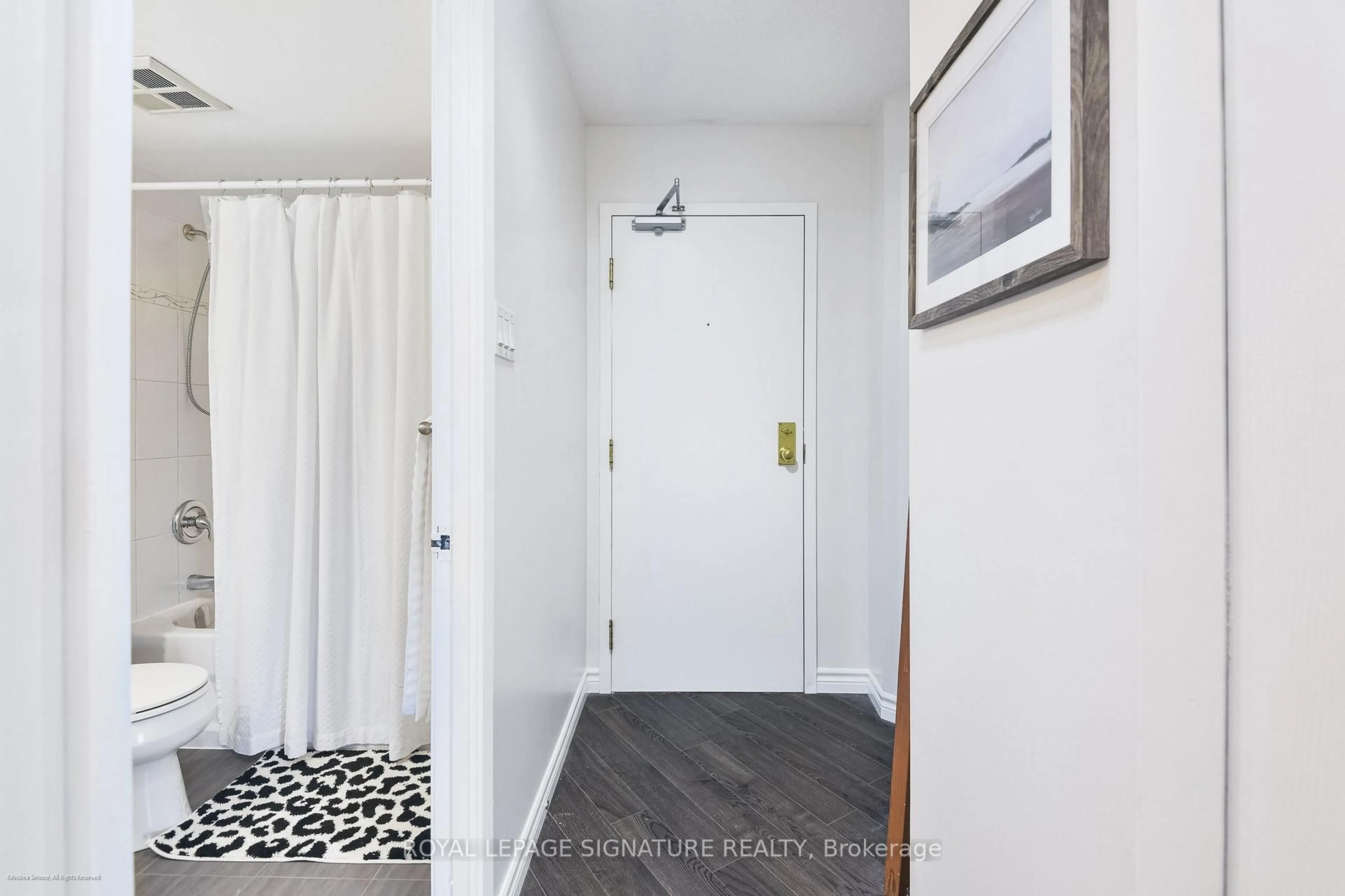 Indoor entryway for 456 College St #415, Toronto Ontario M6G 4A3