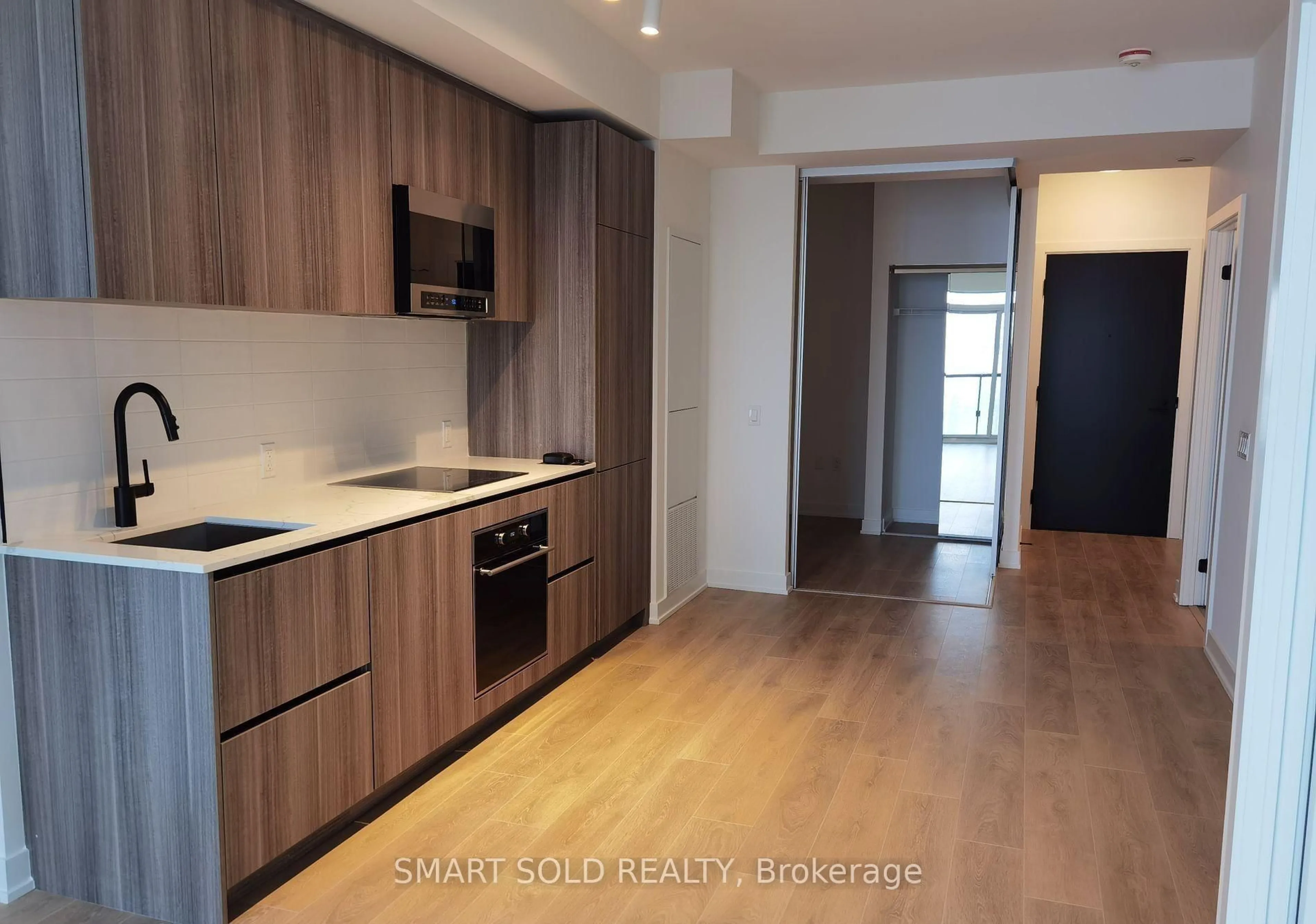 Standard kitchen, wood/laminate floor for 117 broadway Ave #3005, Toronto Ontario M4P 1V4