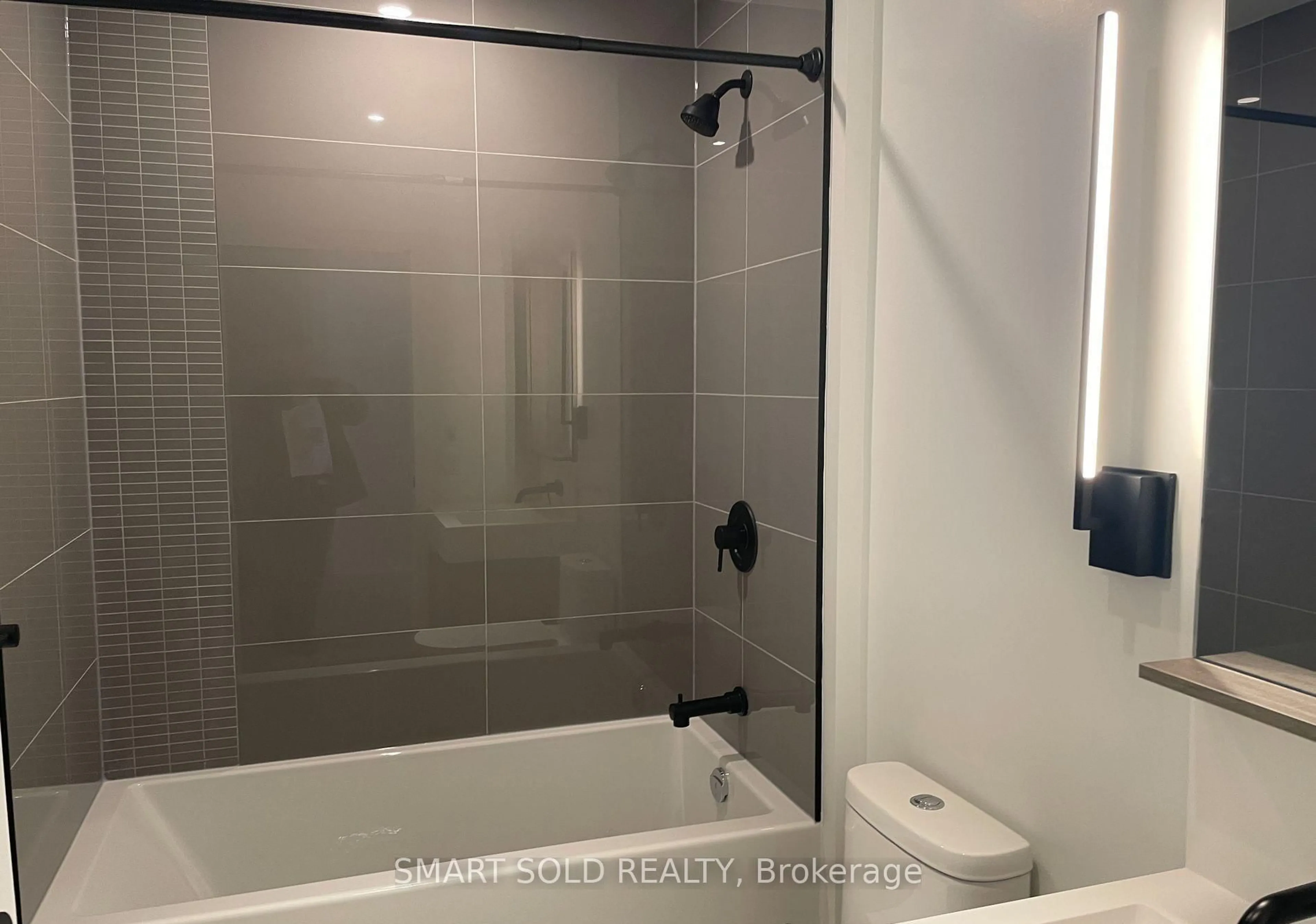 Standard bathroom, ceramic/tile floor for 117 broadway Ave #3005, Toronto Ontario M4P 1V4