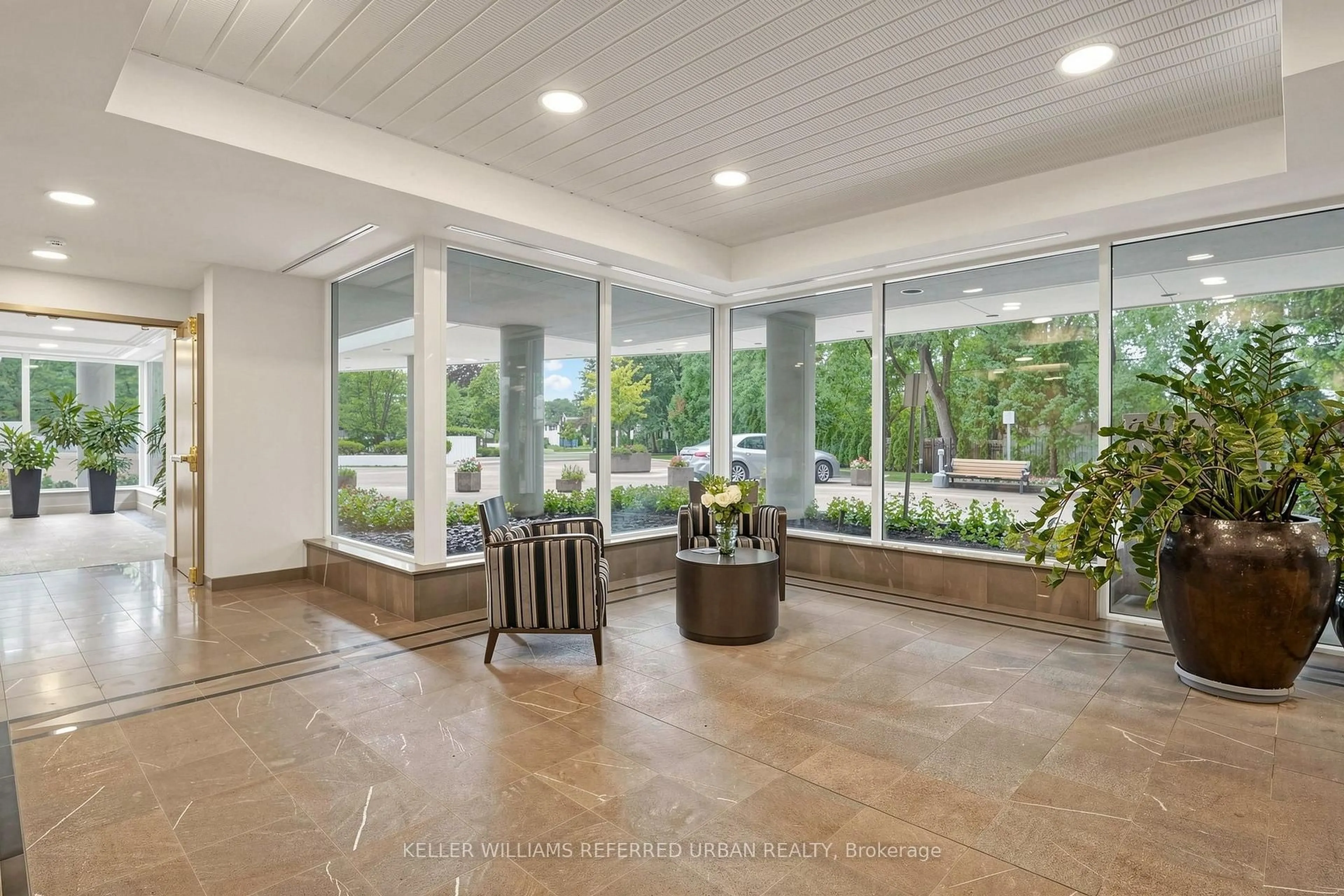 Indoor foyer for 1 Watergarden Way #5, Toronto Ontario M2K 2Z7