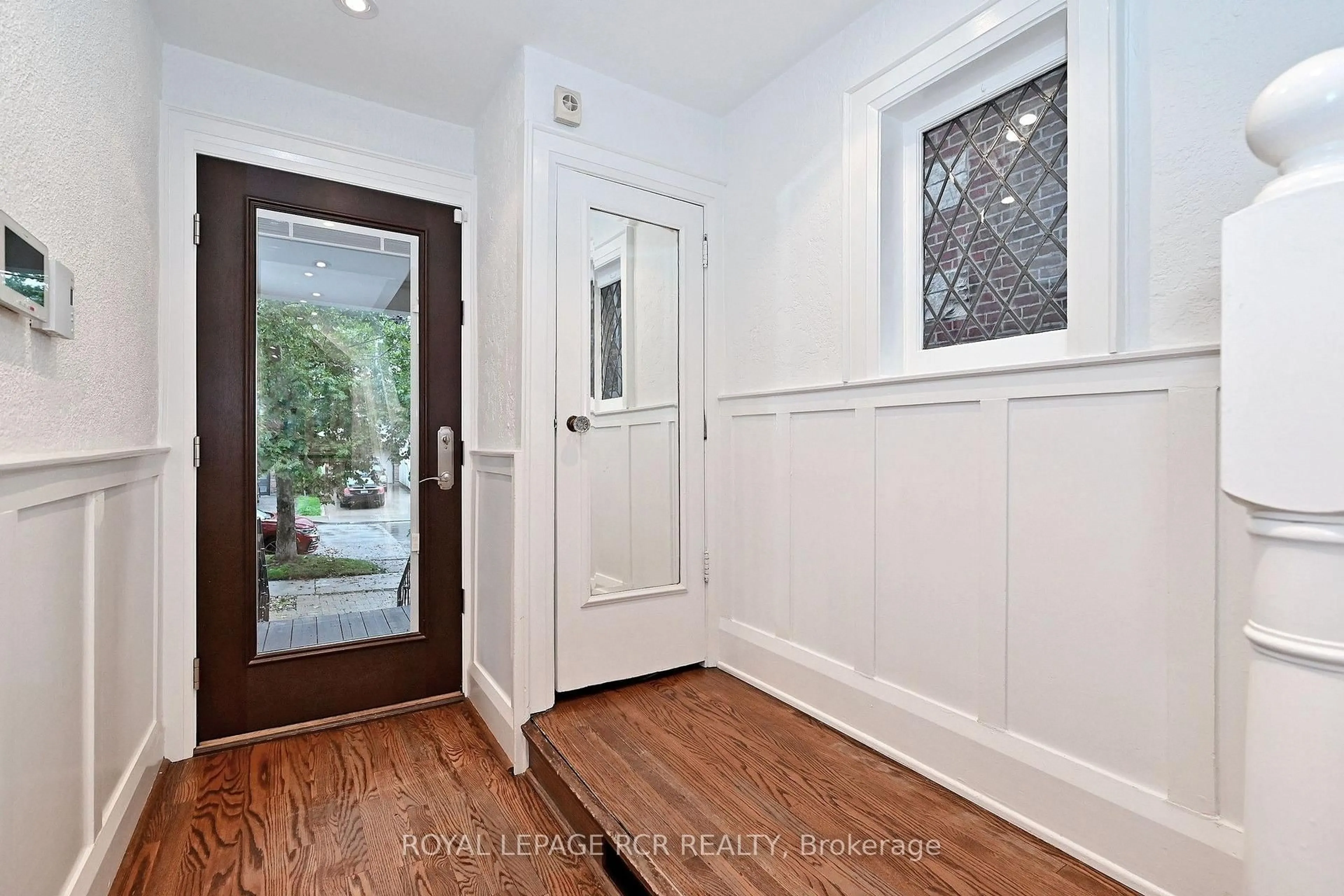 Indoor entryway for 214 Briar Hill Ave, Toronto Ontario M4R 1J2