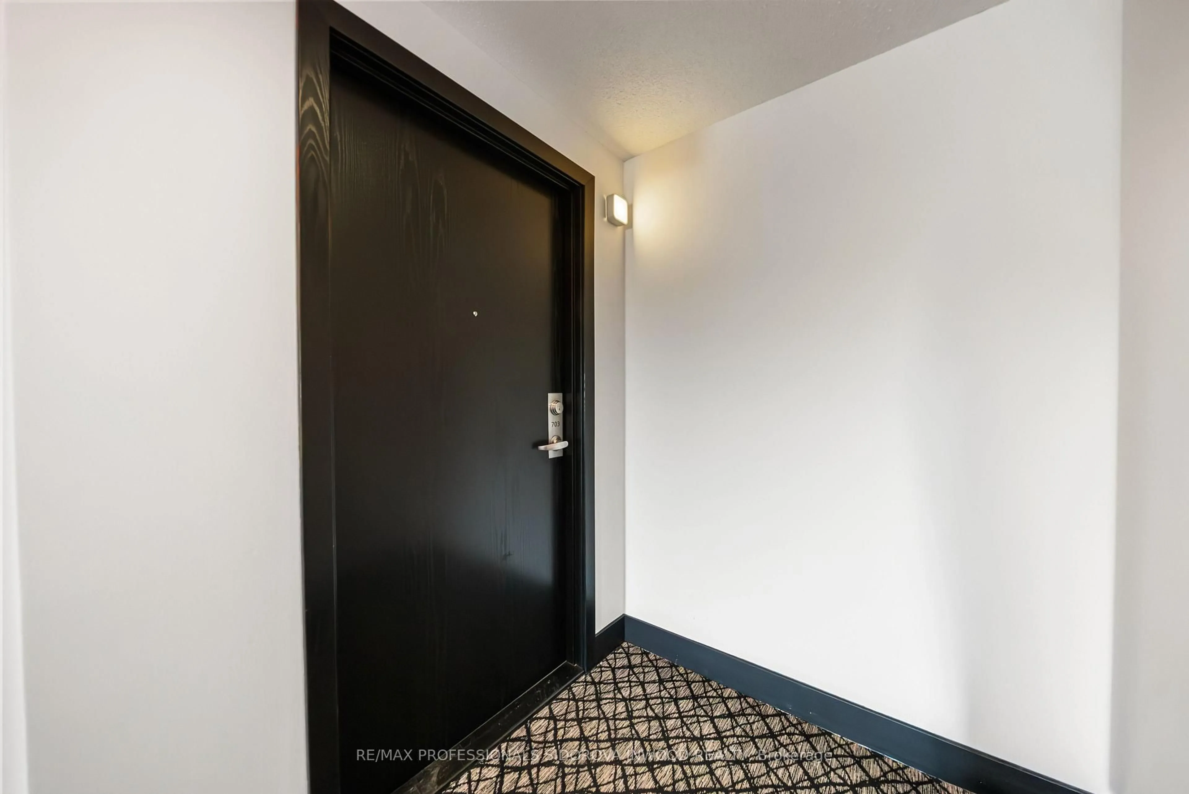 Indoor foyer for 225 Sackville St #703, Toronto Ontario M5A 0B9