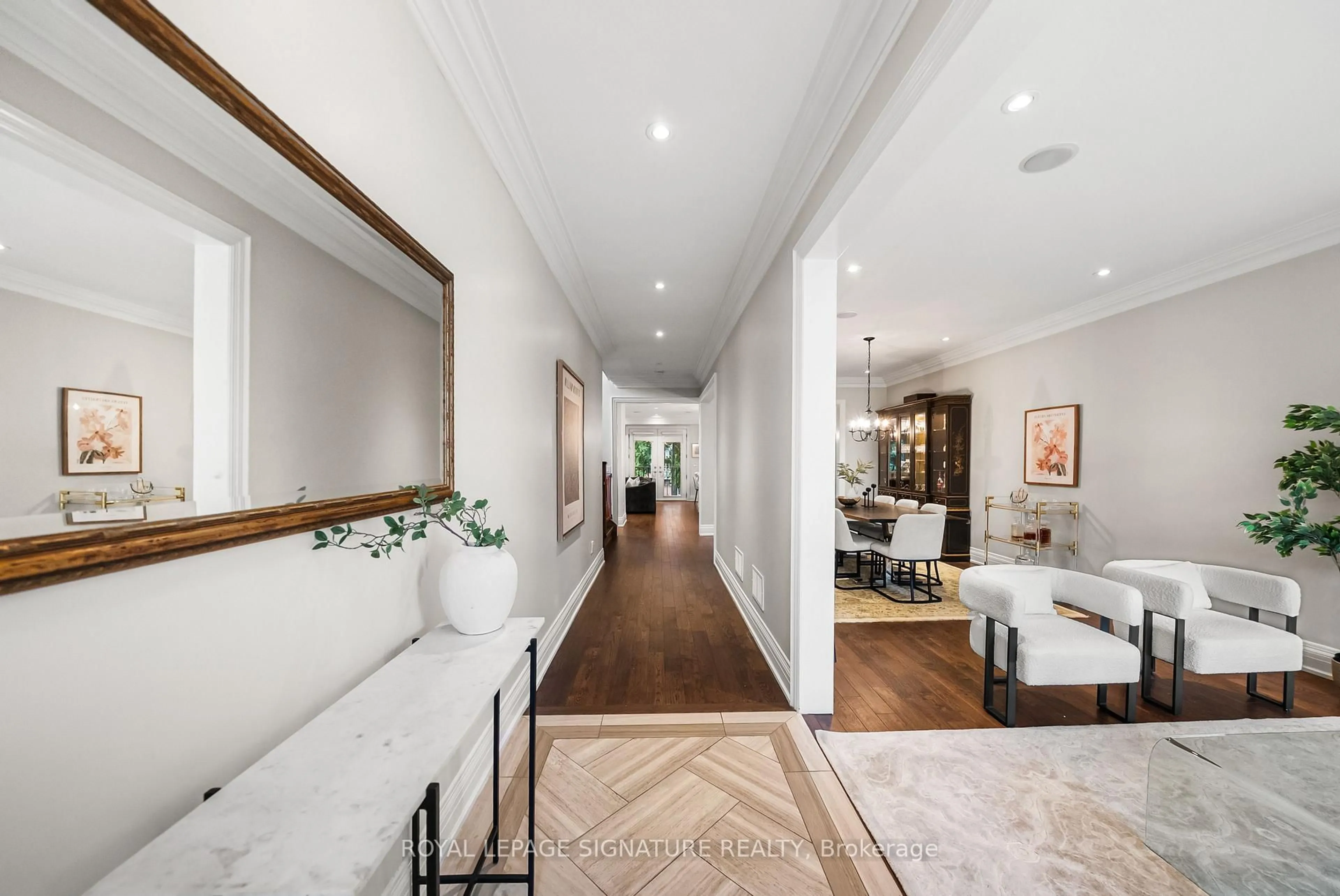 Indoor foyer for 39 Regina Ave, Toronto Ontario M6A 1R4