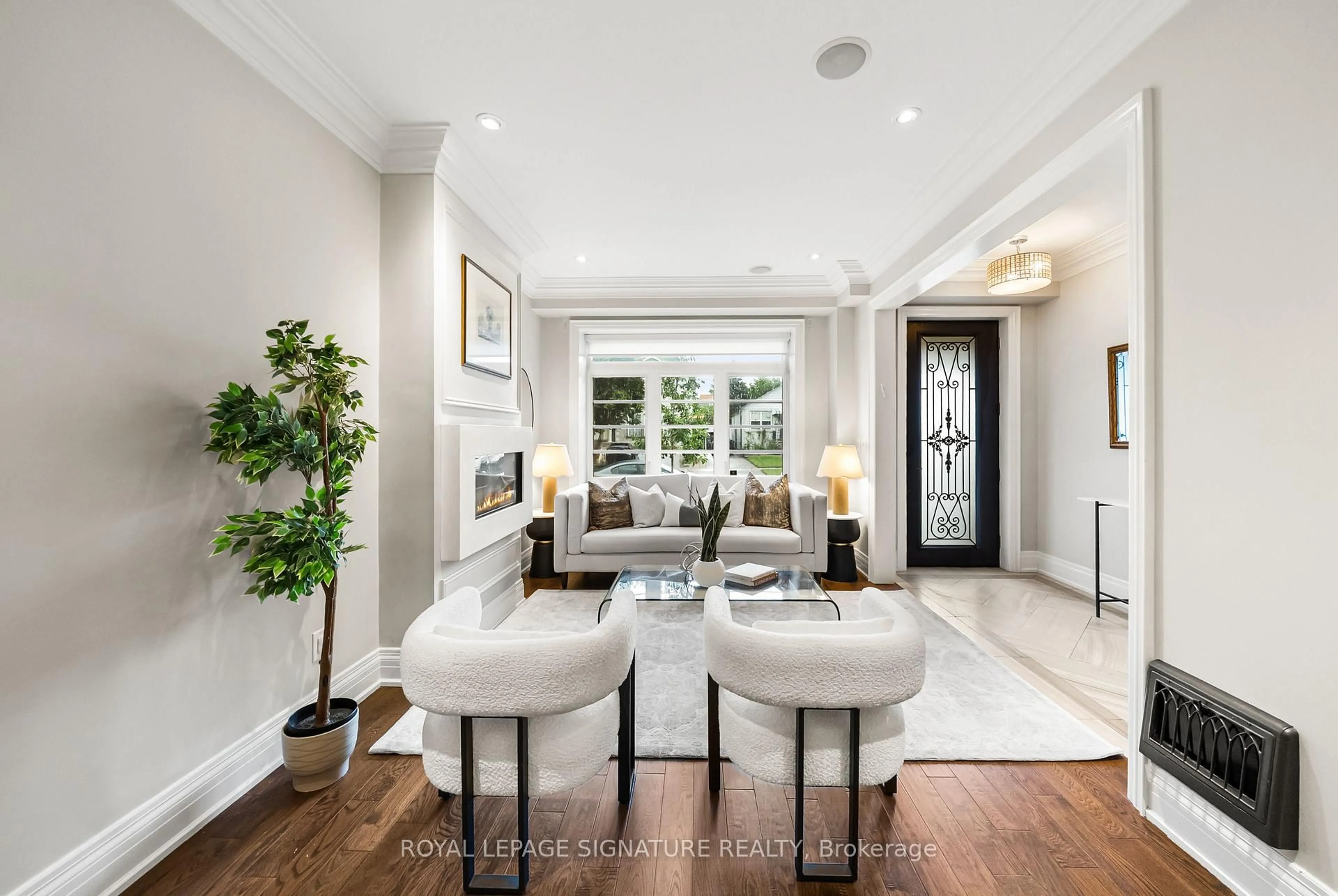 Unknown for 39 Regina Ave, Toronto Ontario M6A 1R4