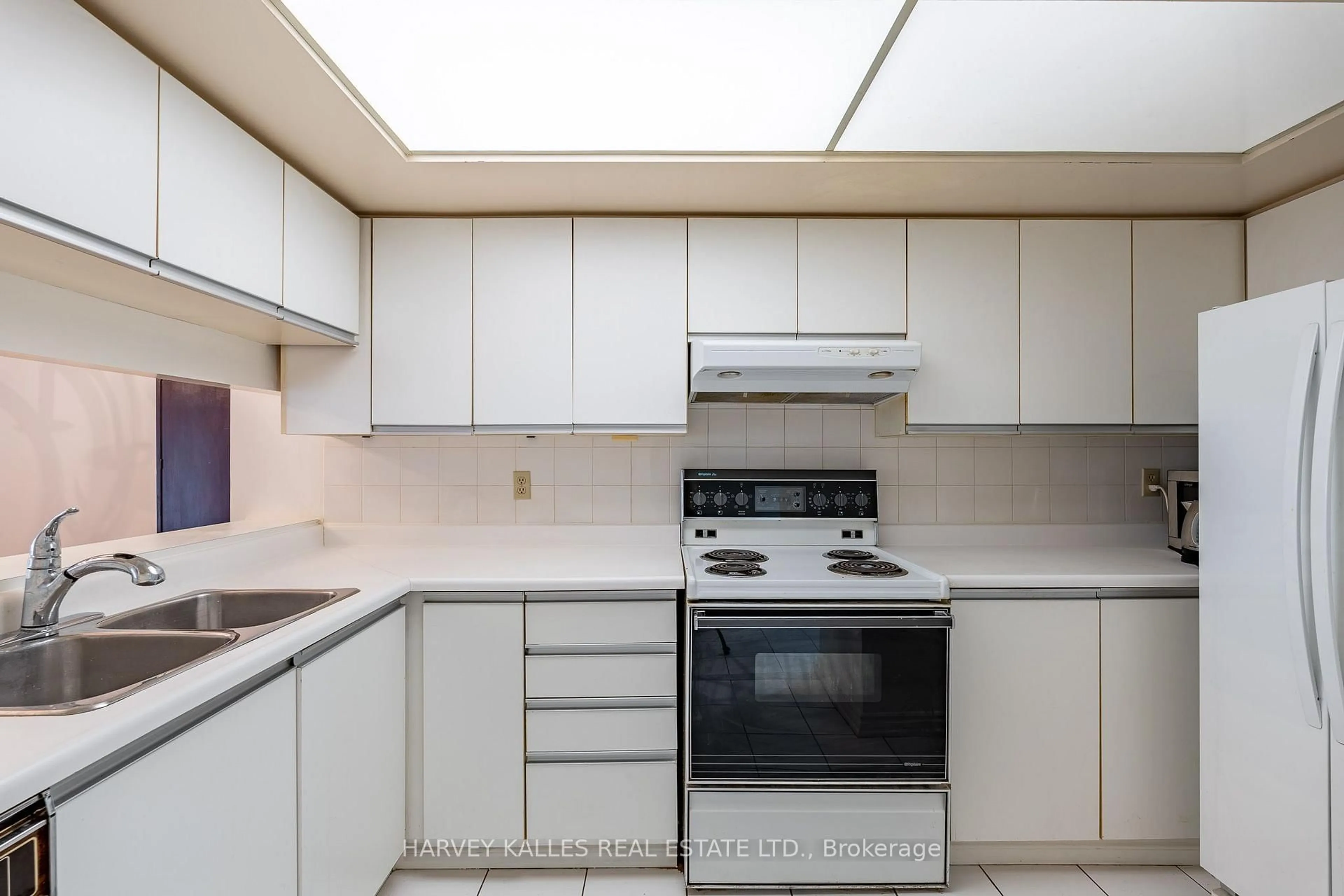 Standard kitchen, unknown for 5 Kenneth Ave #205, Toronto Ontario M2N 6M7