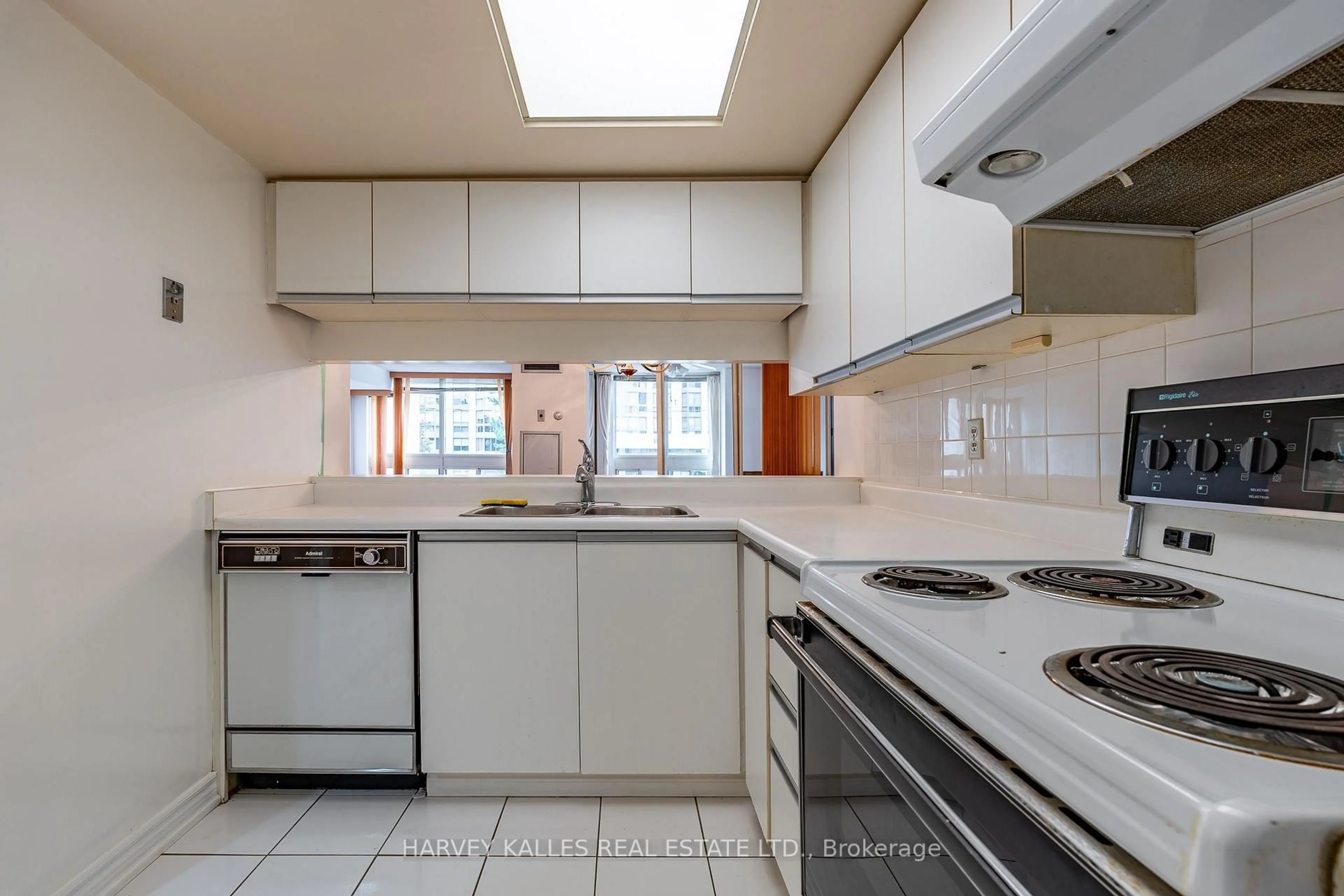 Standard kitchen, unknown for 5 Kenneth Ave #205, Toronto Ontario M2N 6M7