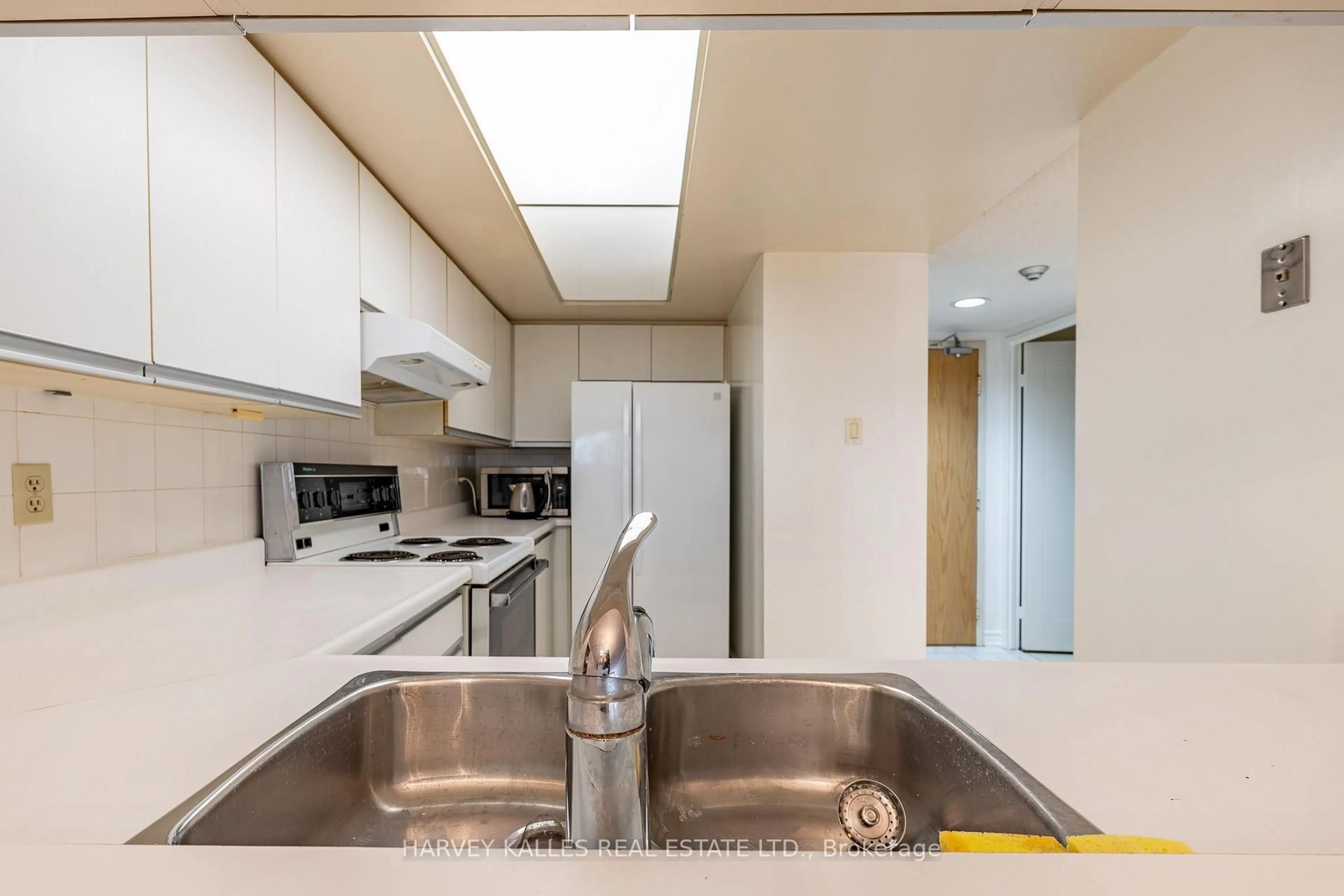 Standard kitchen, unknown for 5 Kenneth Ave #205, Toronto Ontario M2N 6M7