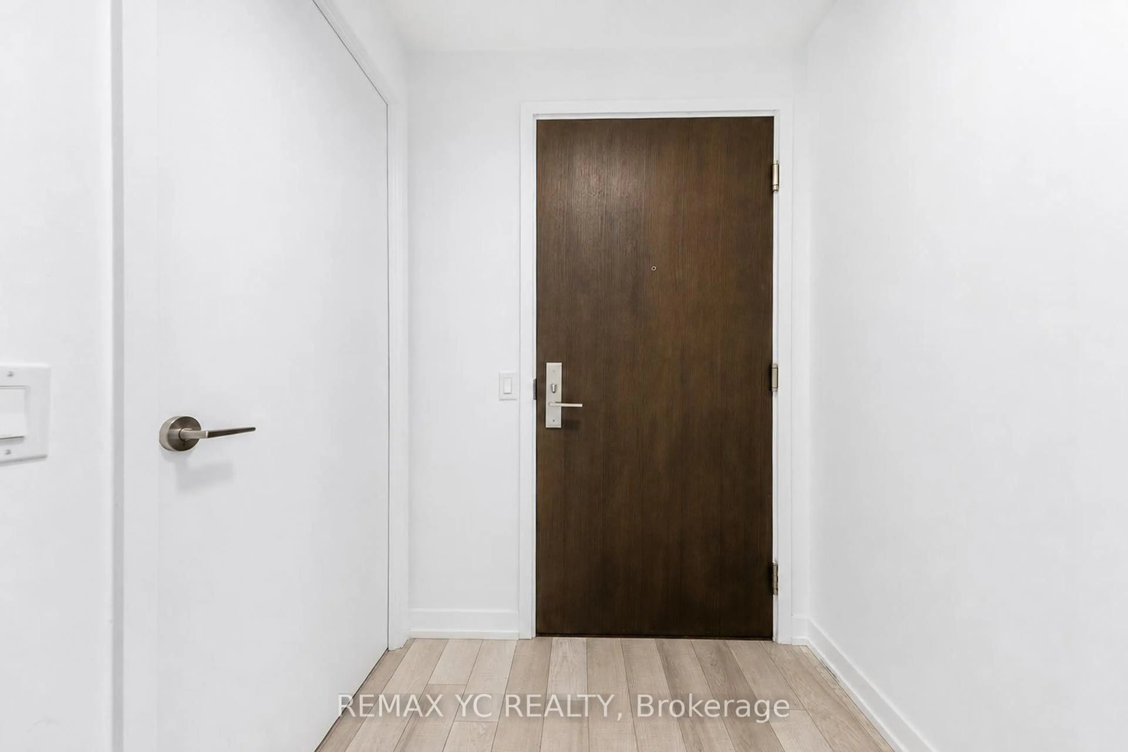Indoor entryway for 39 Roehampton Ave #3708, Toronto Ontario M4P 0G1
