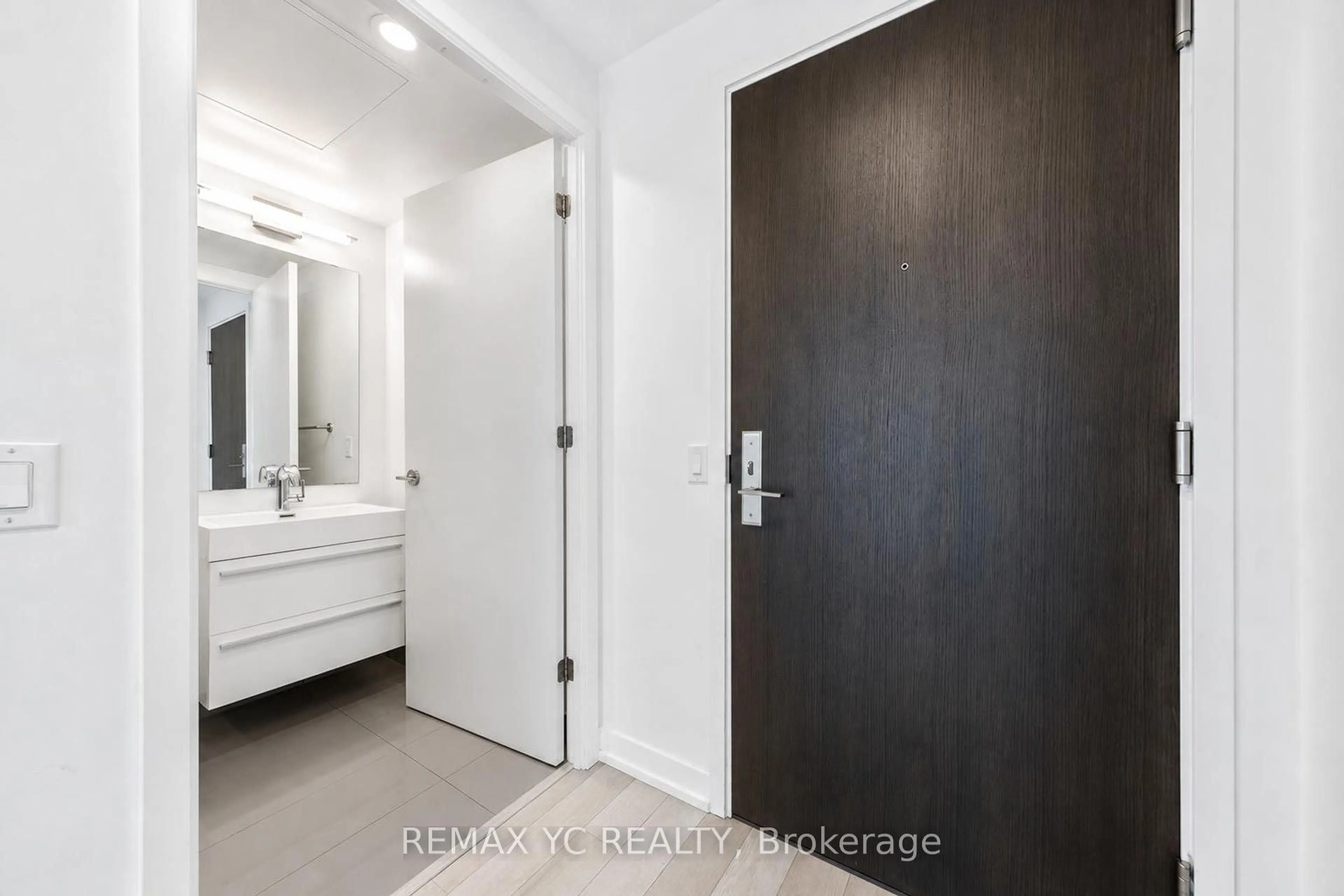 Unknown for 39 Roehampton Ave #3708, Toronto Ontario M4P 0G1