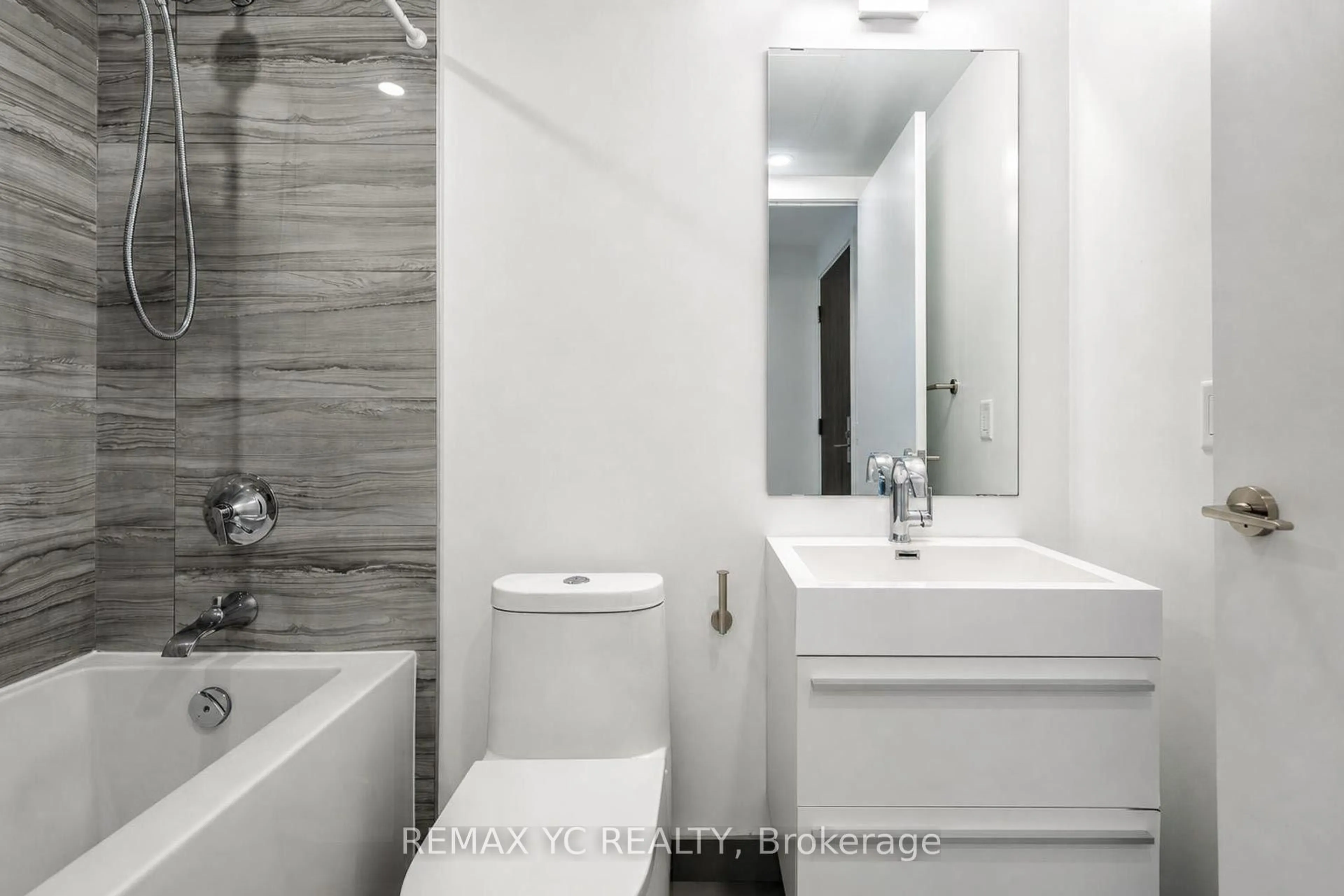 Standard bathroom, ceramic/tile floor for 39 Roehampton Ave #3708, Toronto Ontario M4P 0G1