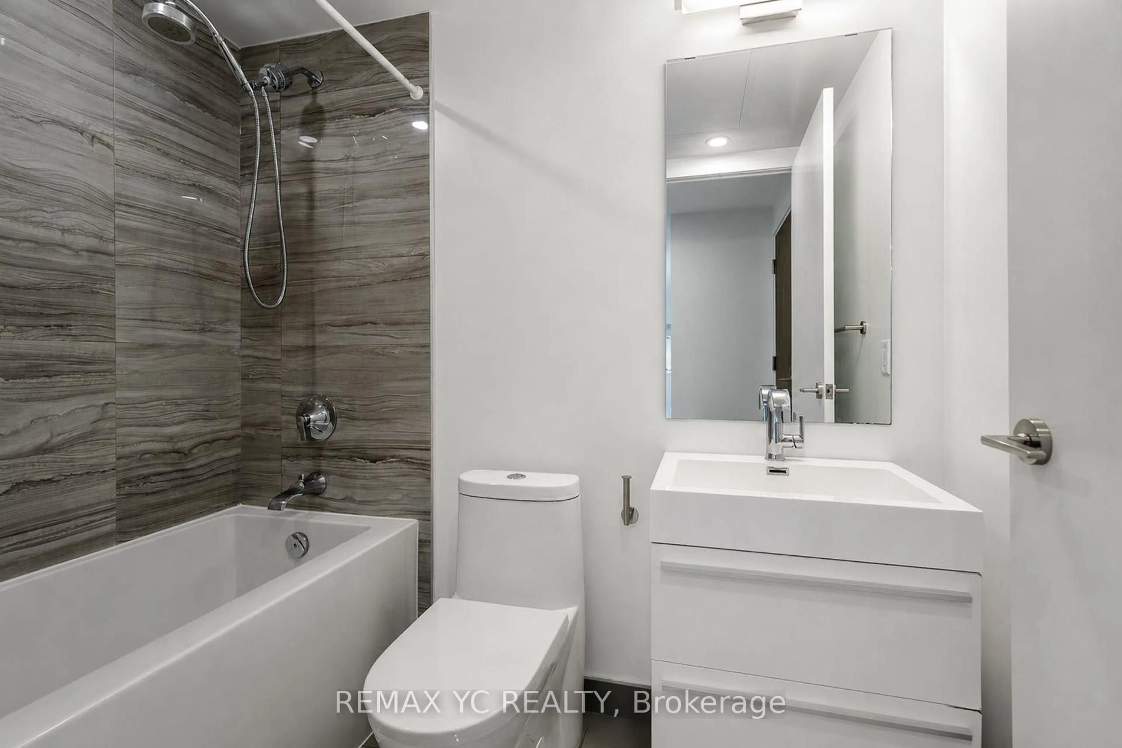 Standard bathroom, ceramic/tile floor for 39 Roehampton Ave #3708, Toronto Ontario M4P 0G1