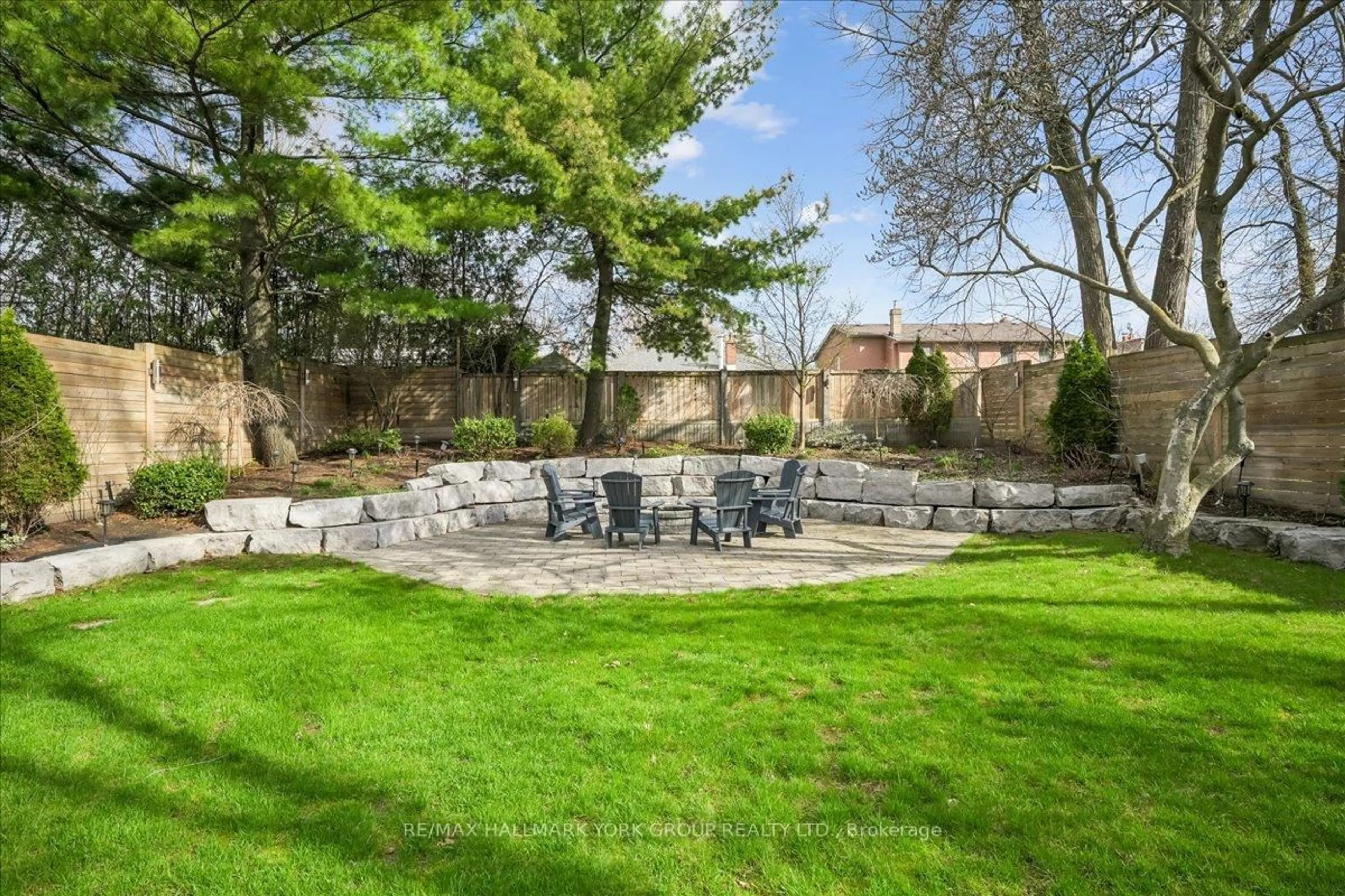 Patio, street for 20 Ealing Dr, Toronto Ontario M2L 2R5