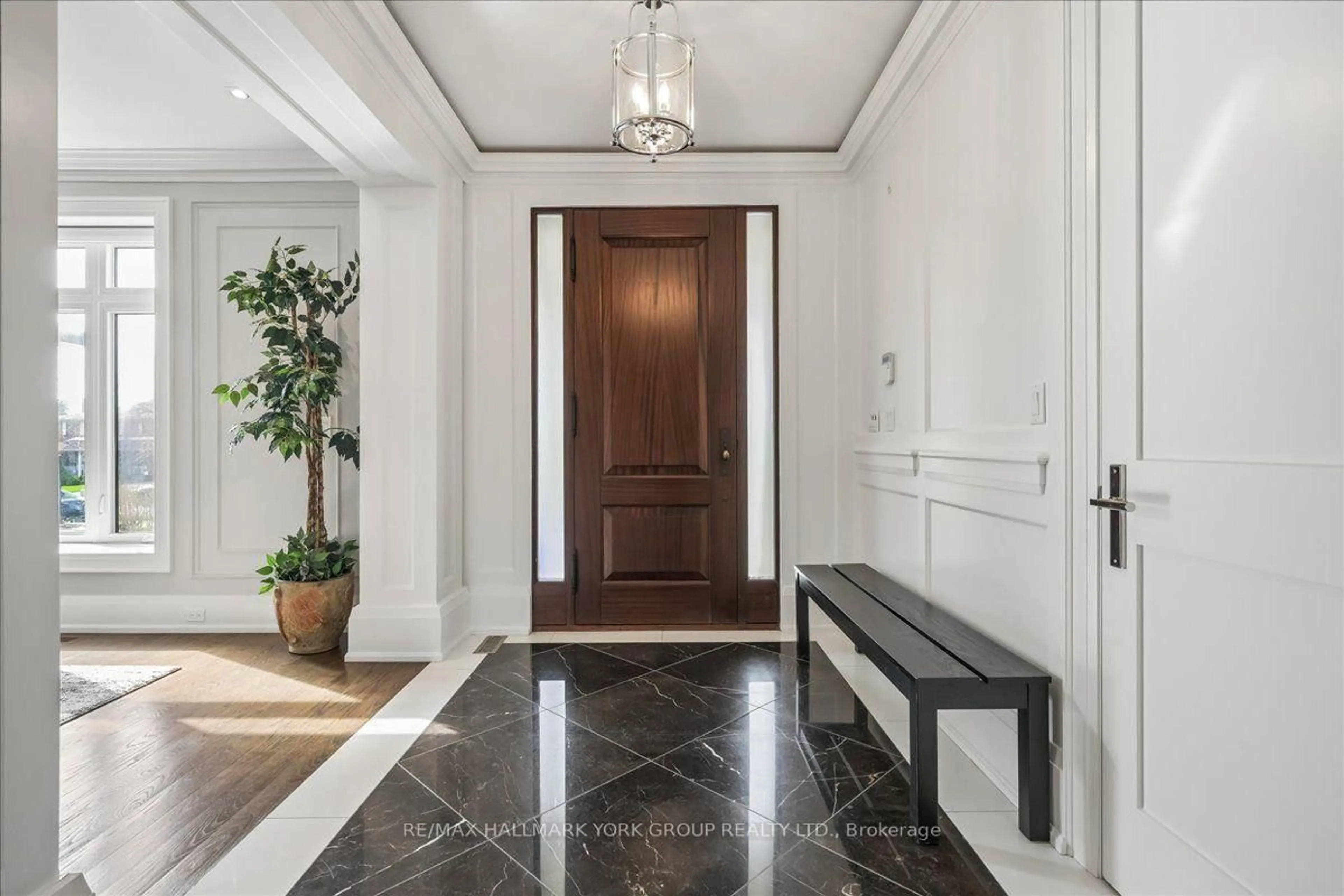 Indoor foyer for 20 Ealing Dr, Toronto Ontario M2L 2R5