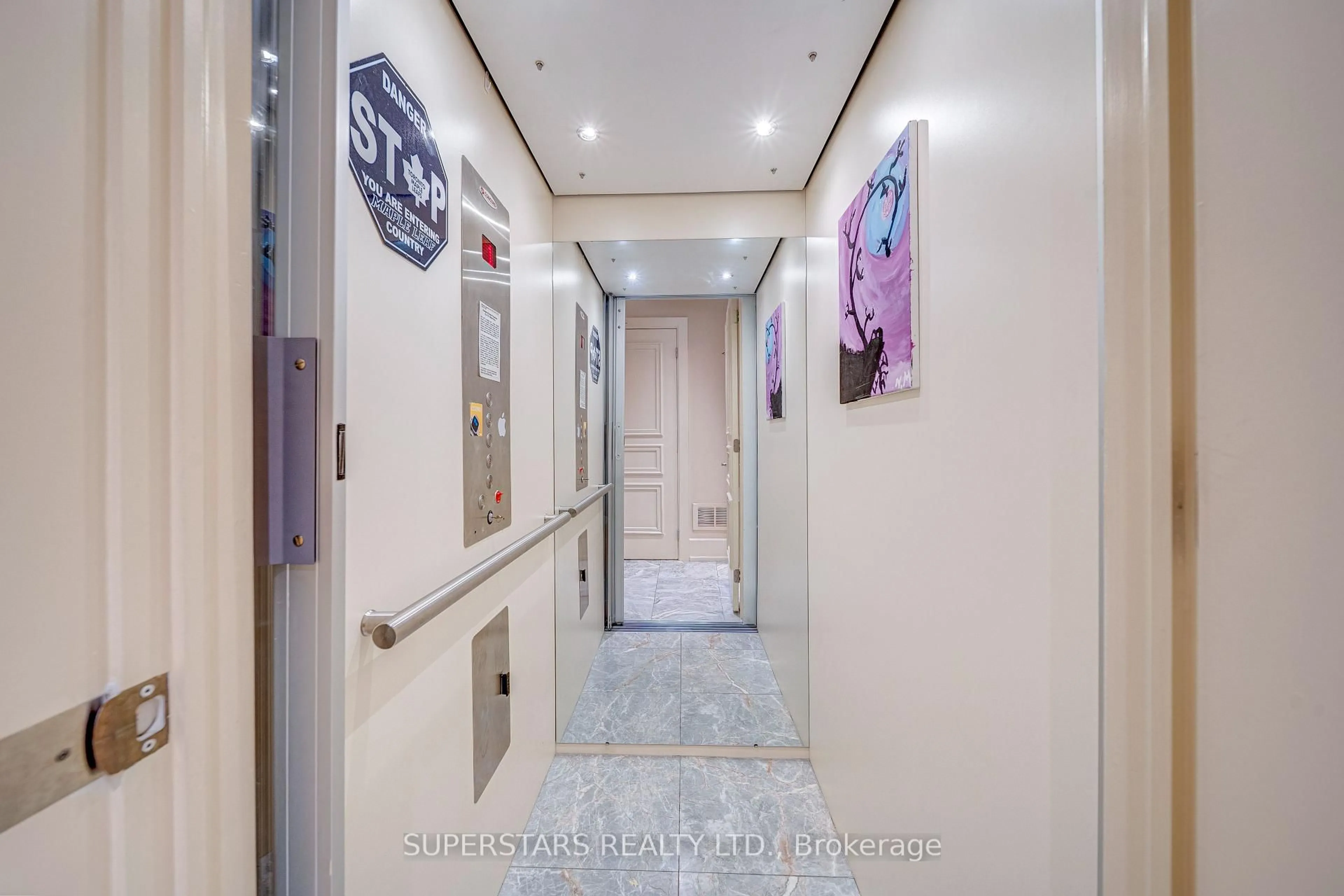 Indoor foyer for 25 Elkhorn Dr #16, Toronto Ontario M2K 3E8