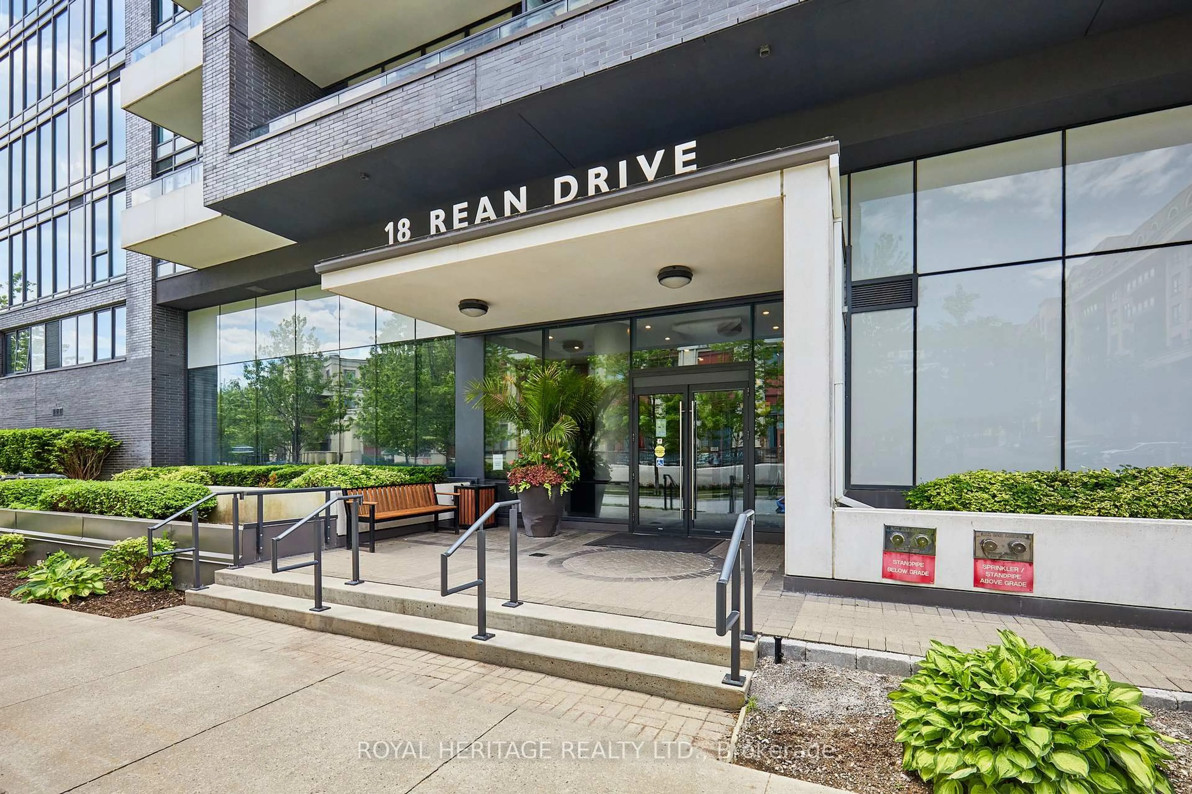 Indoor foyer for 18 Rean Dr #204, Toronto Ontario M2K 0C7