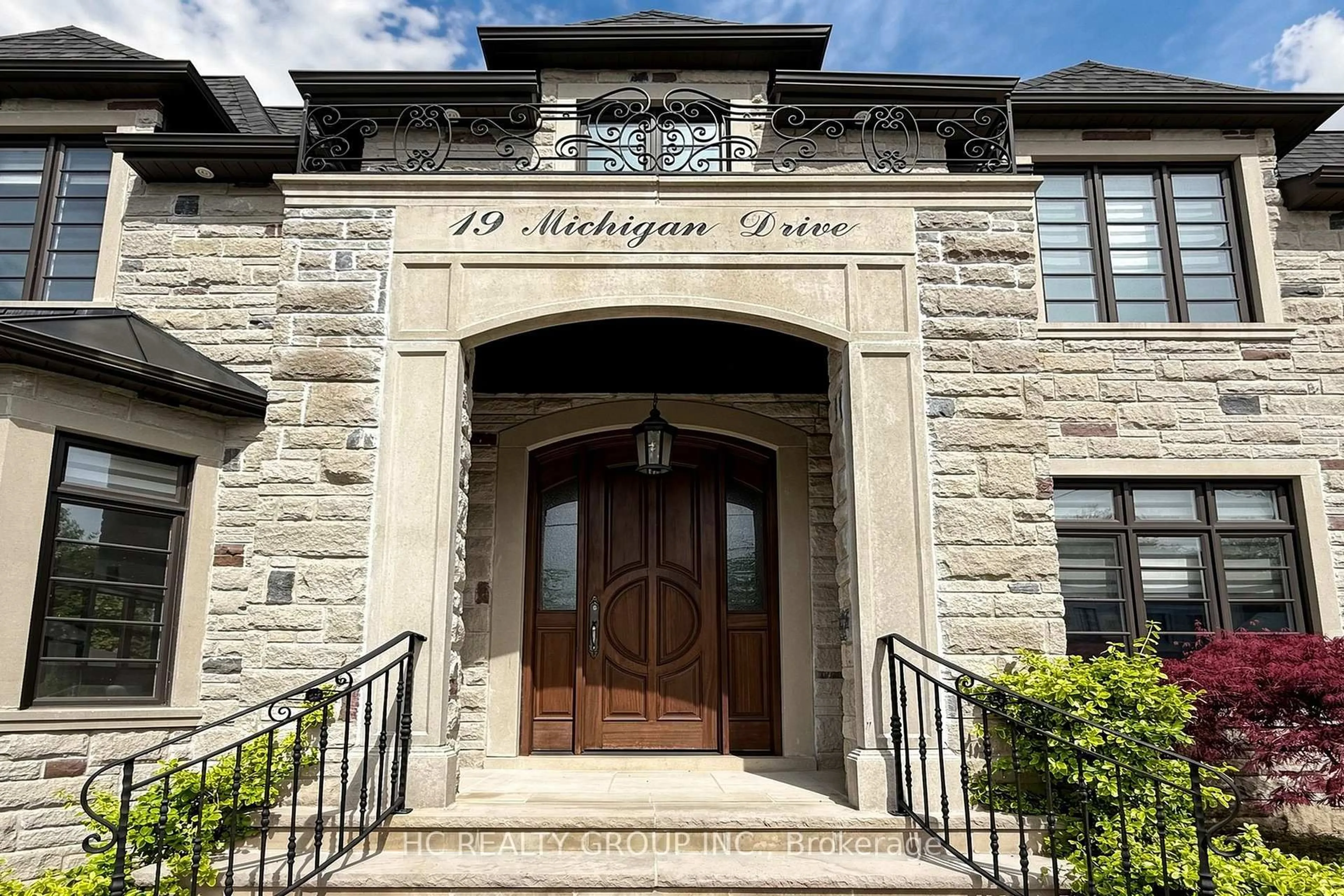Indoor foyer for 19 Michigan Dr, Toronto Ontario M2M 3H9