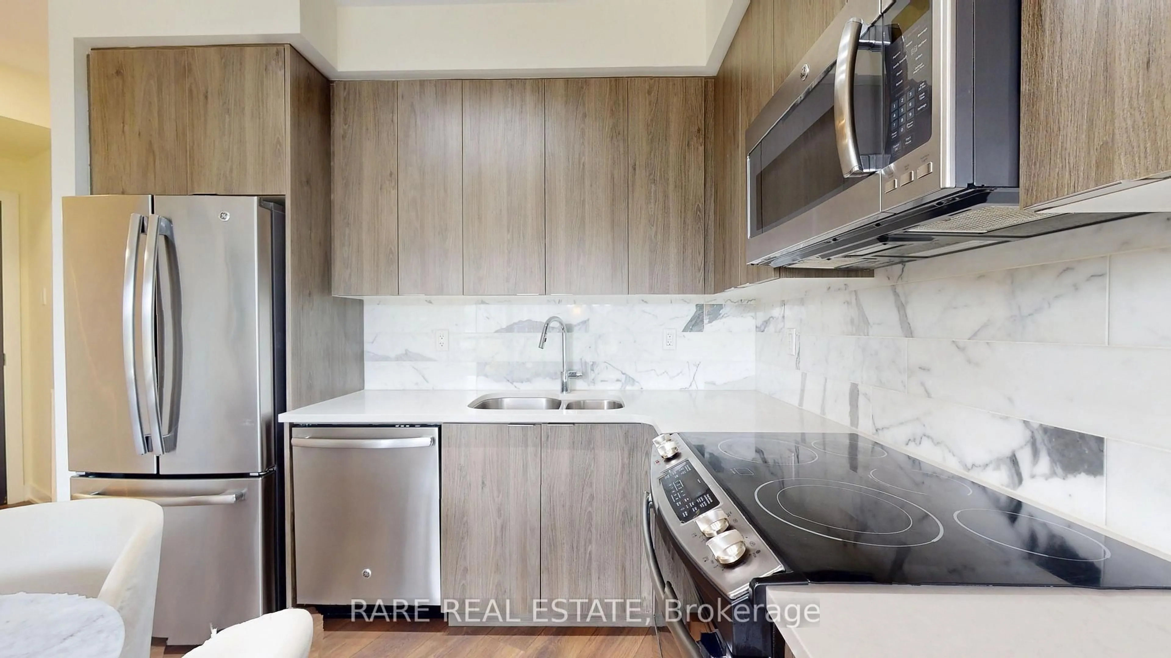 Standard kitchen, wood/laminate floor for 50 Bruyeres Mews #905, Toronto Ontario M5V 0A7