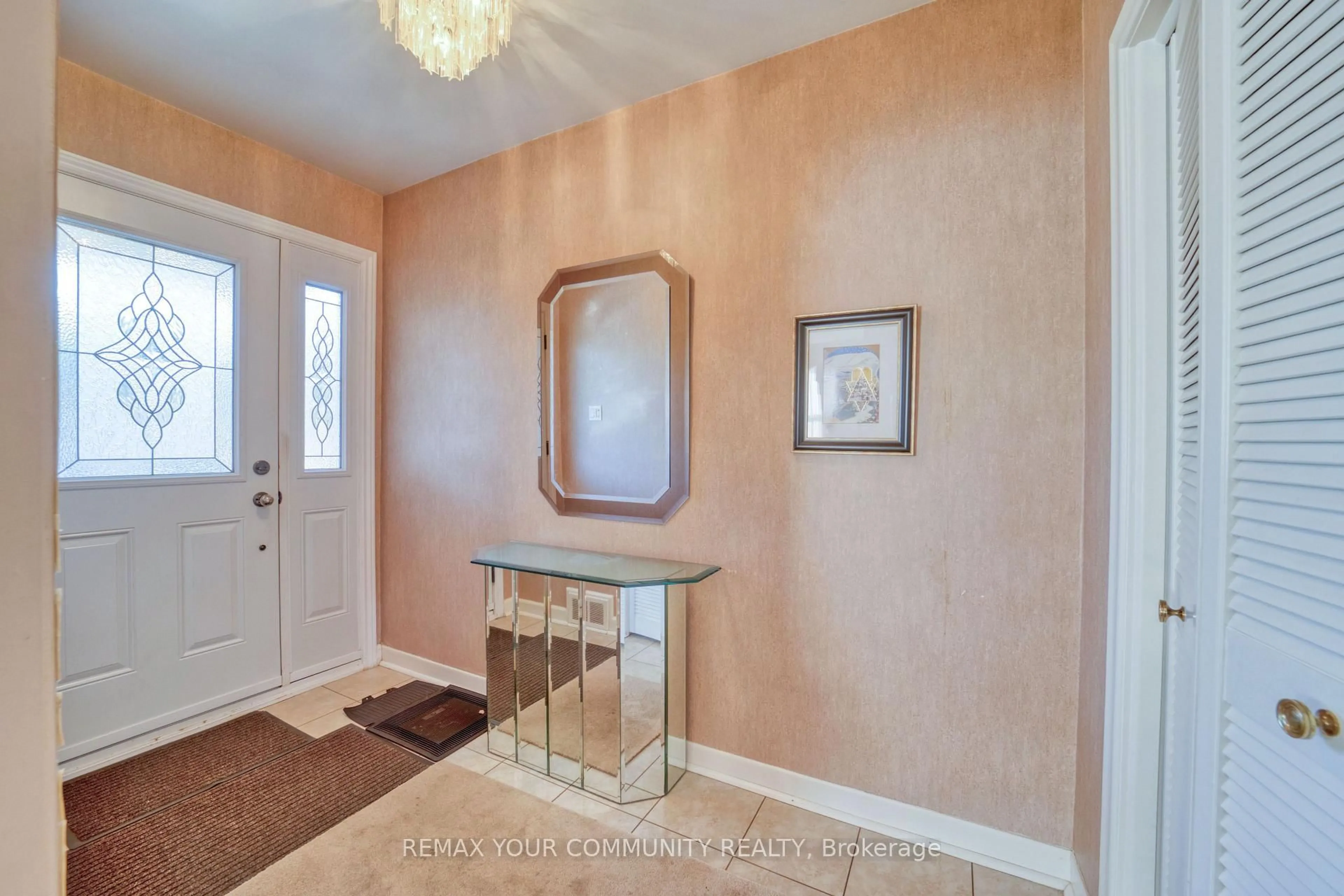 Indoor entryway for 48 Alexis Blvd, Toronto Ontario M3H 2P4